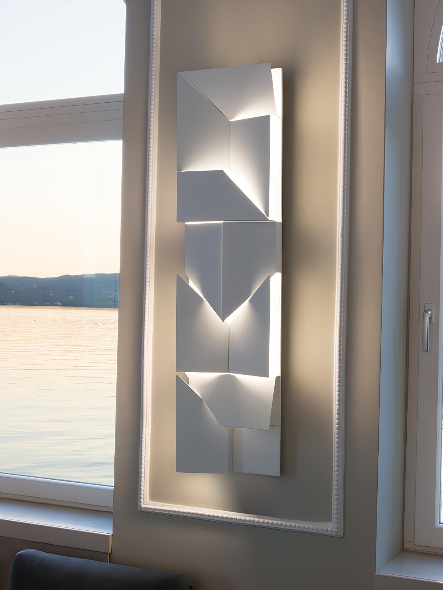 Deloza Shadows Rechargeable Grand Sconce Wall lamp-Neutral Decor