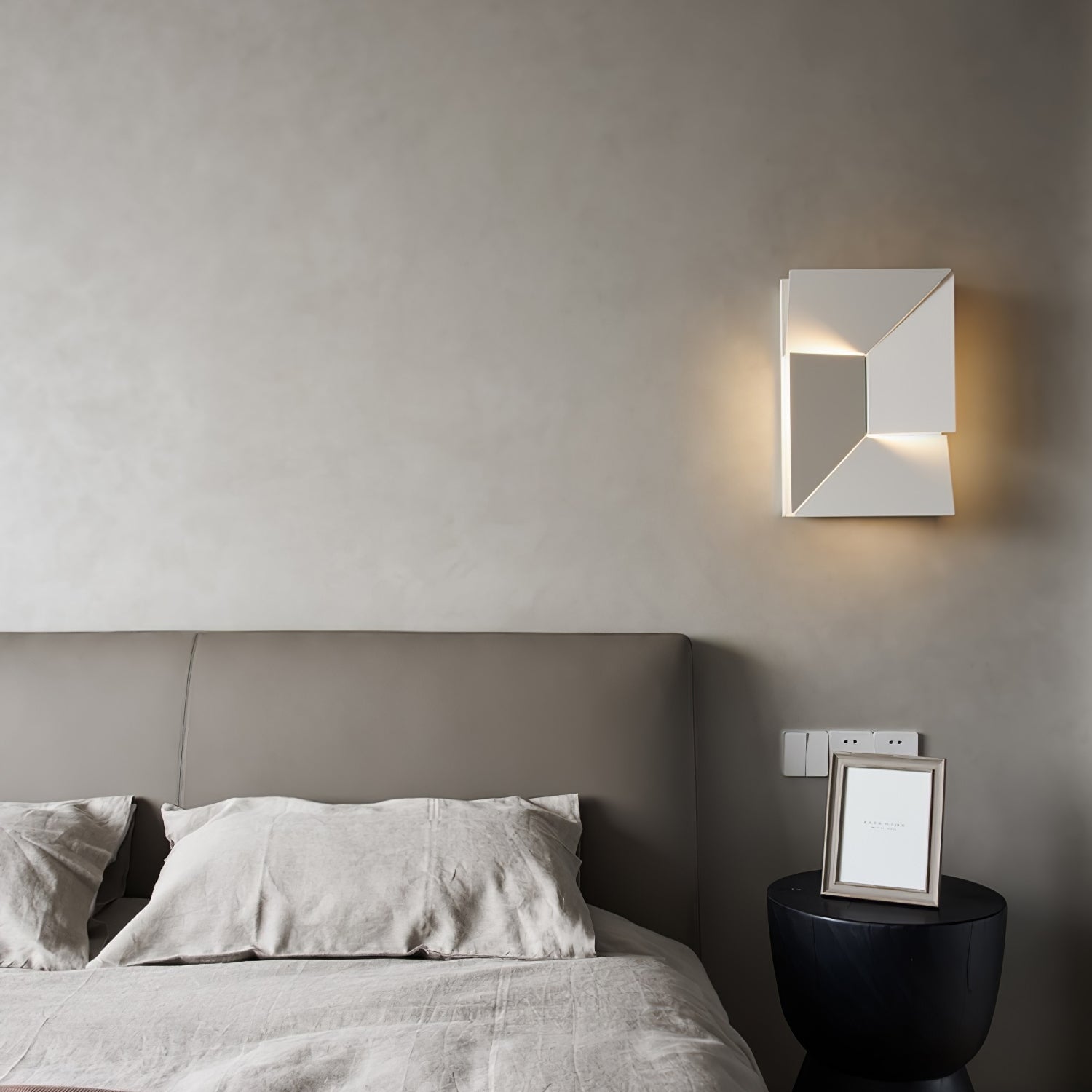 Deloza Shadows Rechargeable Grand Sconce Wall lamp-Neutral Decor