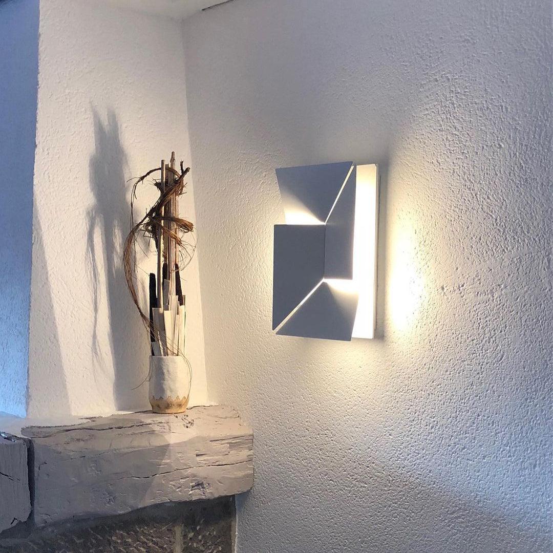 Deloza Shadows Rechargeable Grand Sconce Wall lamp-Neutral Decor