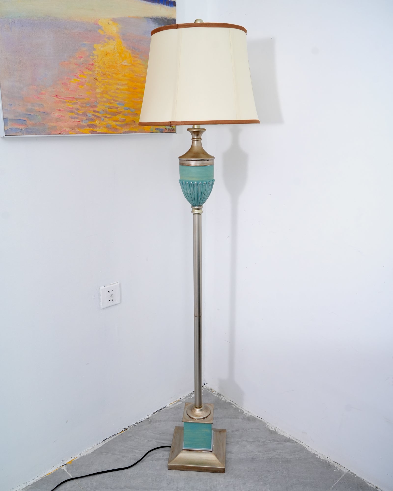 Erixy Vintage Resin Floor Lamp-Neutral Decor