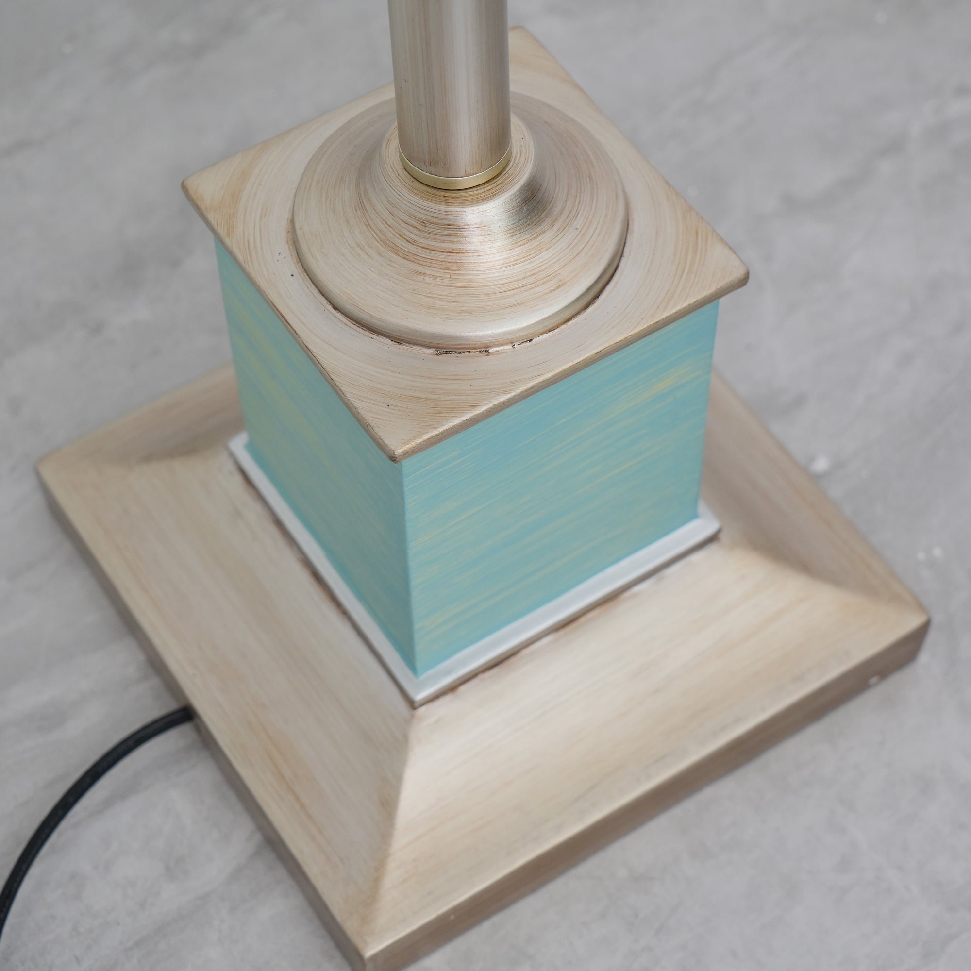 Erixy Vintage Resin Floor Lamp-Neutral Decor