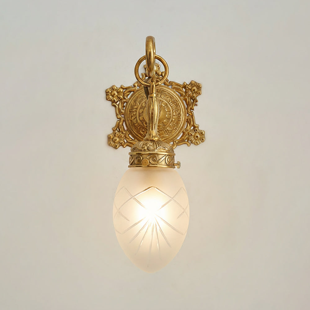 Angled view of the one-head Solange wall lamp.