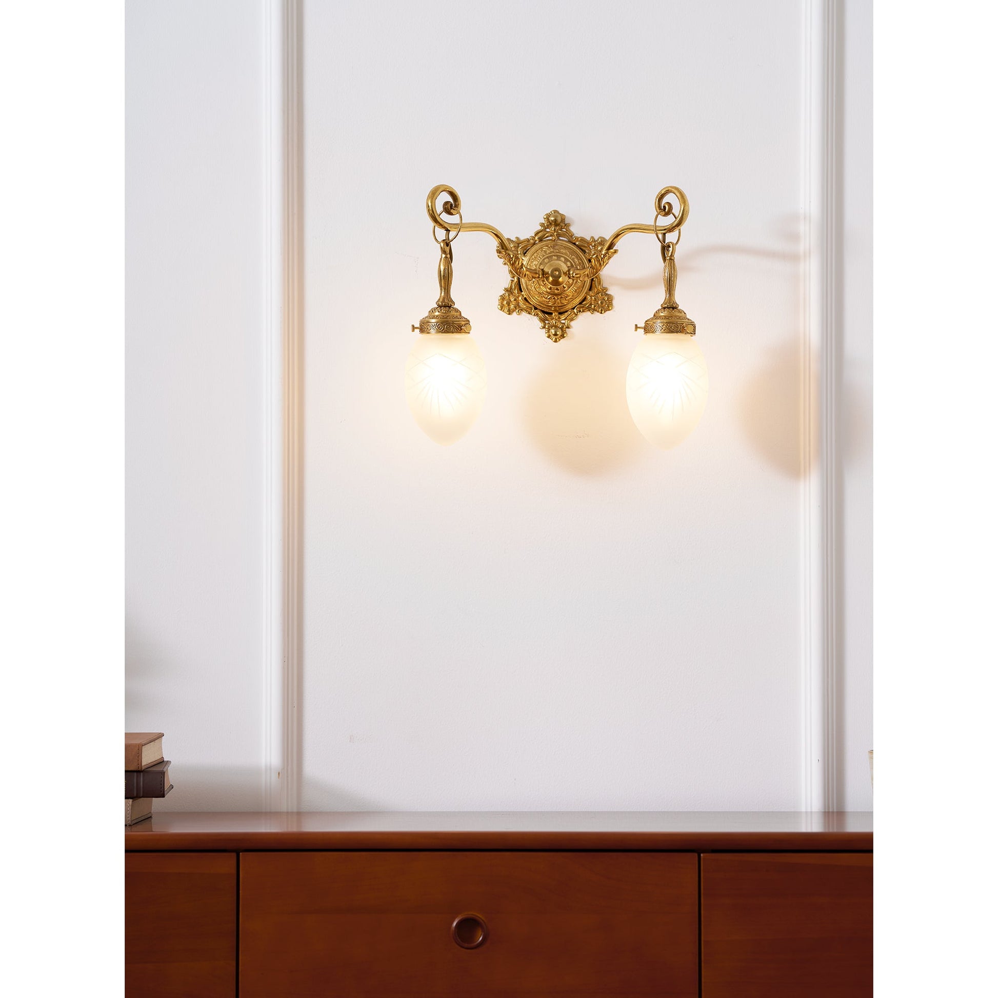 One-head Solange Classic Wall Lamp, front view.