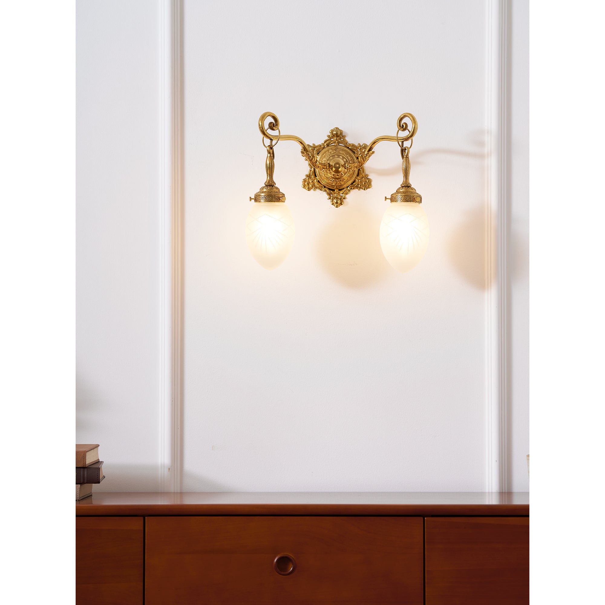 One-head Solange Classic Wall Lamp, front view.