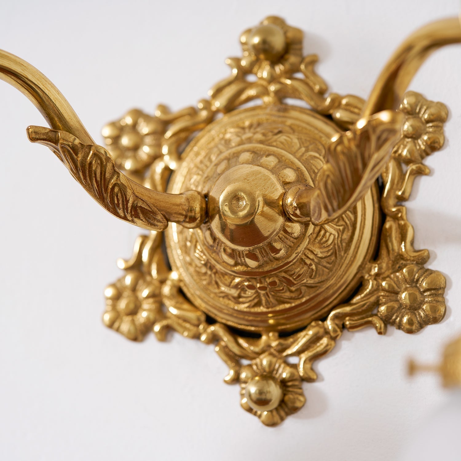 One-head Solange Classic Wall Lamp, front view.