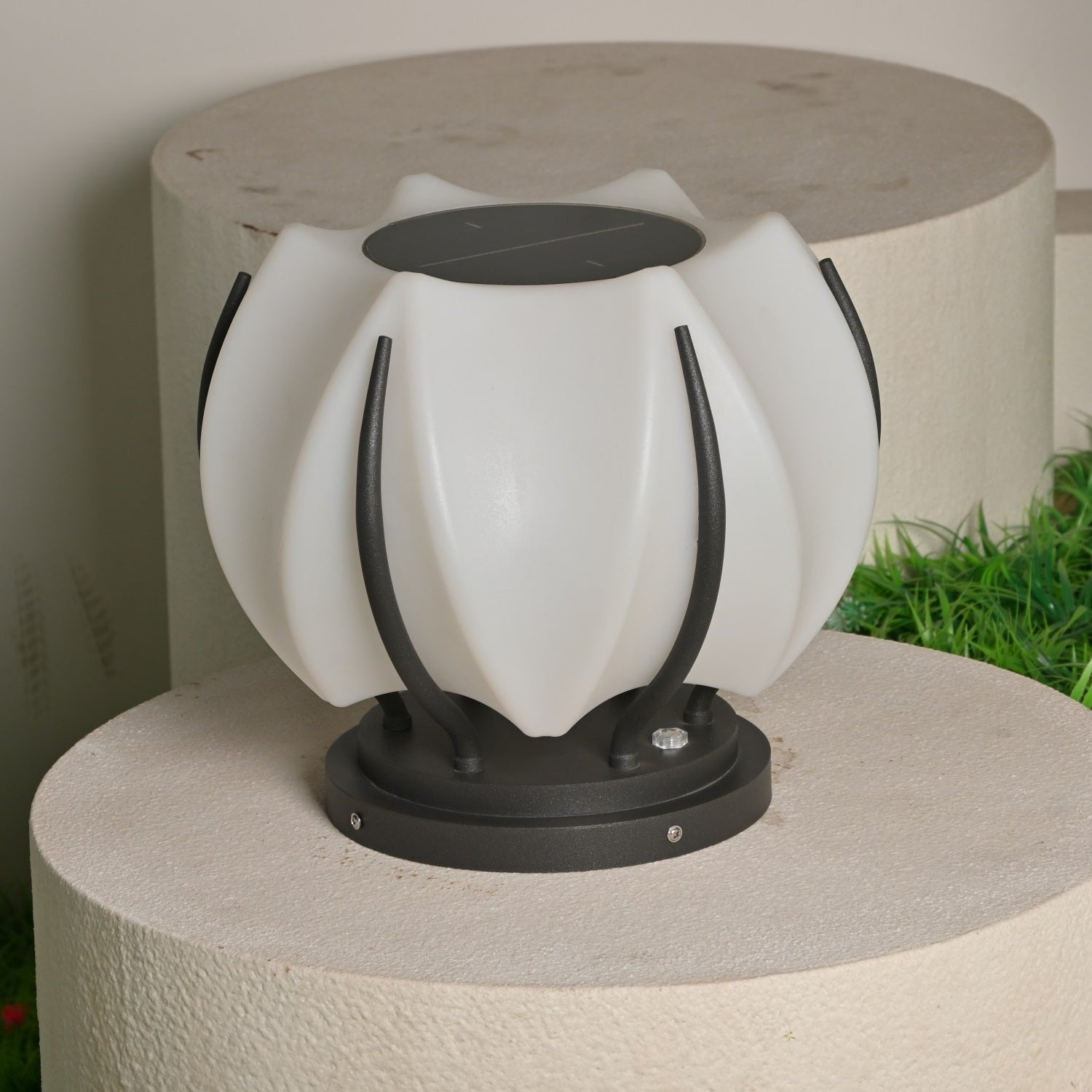 Leon Minimalist Outdoor Light-Neutral Decor
