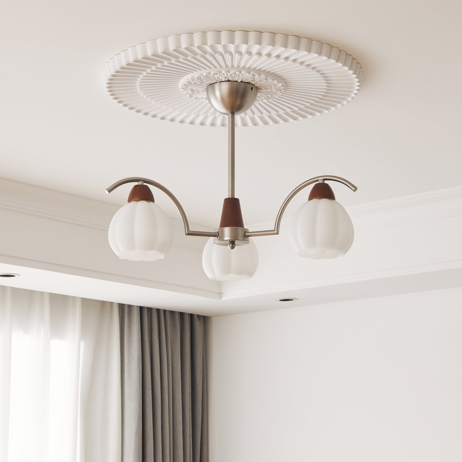 Ilaeiel Traditional Elegance Bloom Wood Glass Chandelier-Neutral Decor