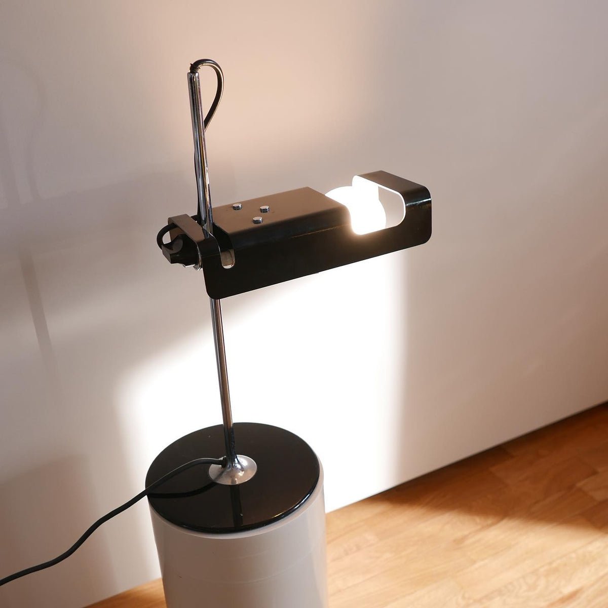 Lumousin Futuristic Table Lamp-Neutral Decor
