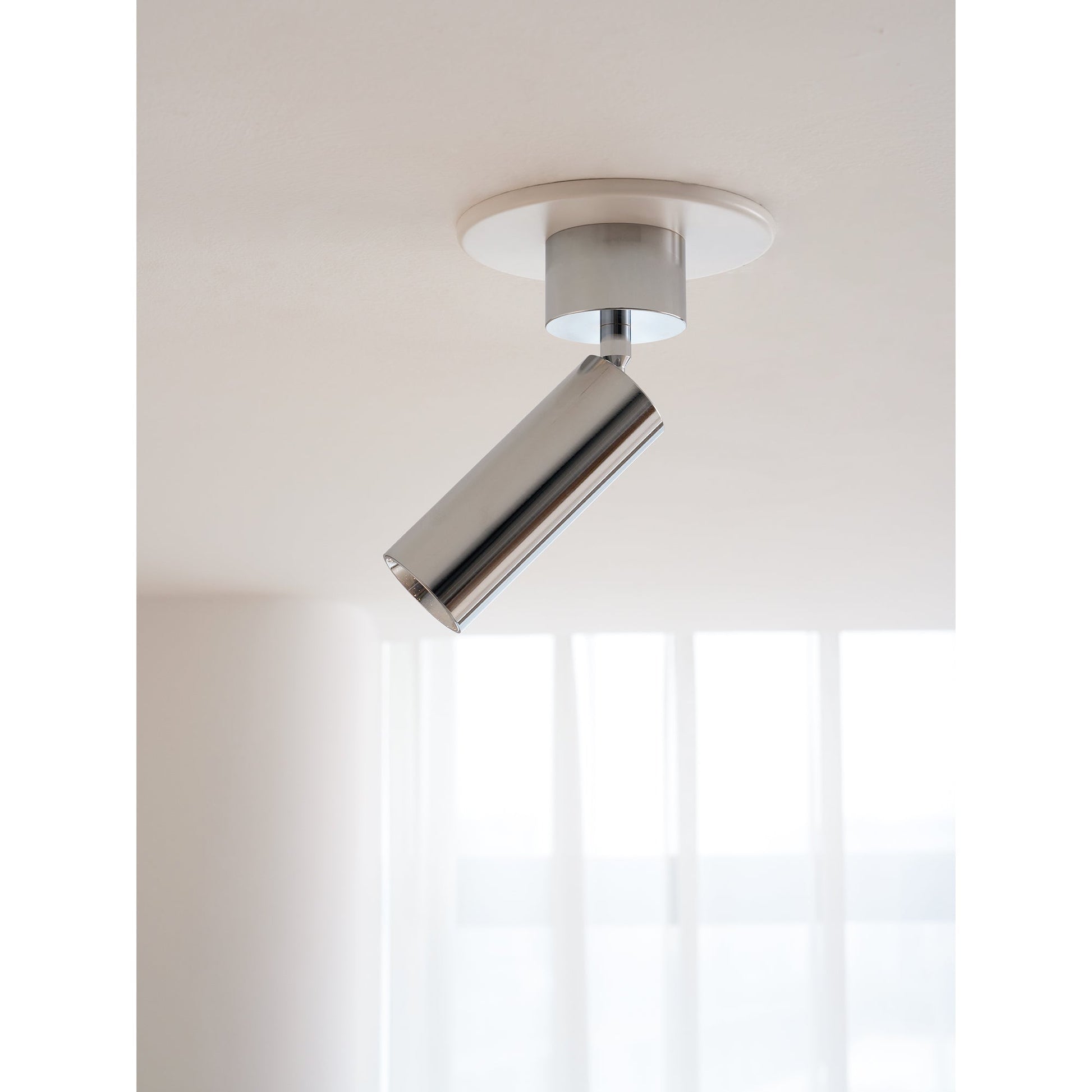 Stanly spotlight in aluminum finish, close-up on the mounting base.