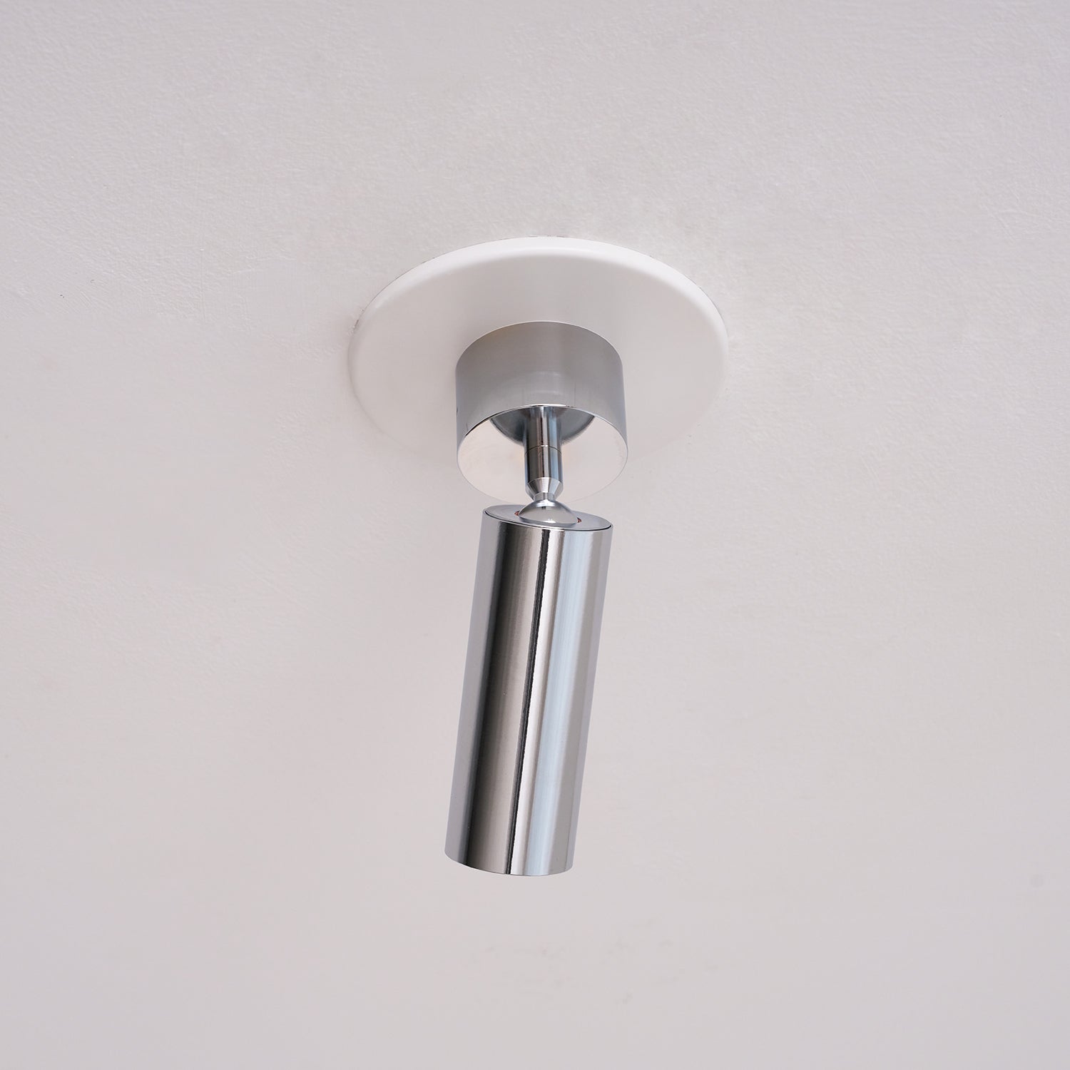 Comparison of the nickel and gray finishes of the Stanly spotlight.