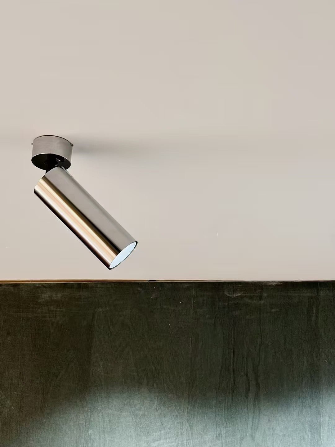 Close-up of the aluminum lamp body of the Stanly spotlight.