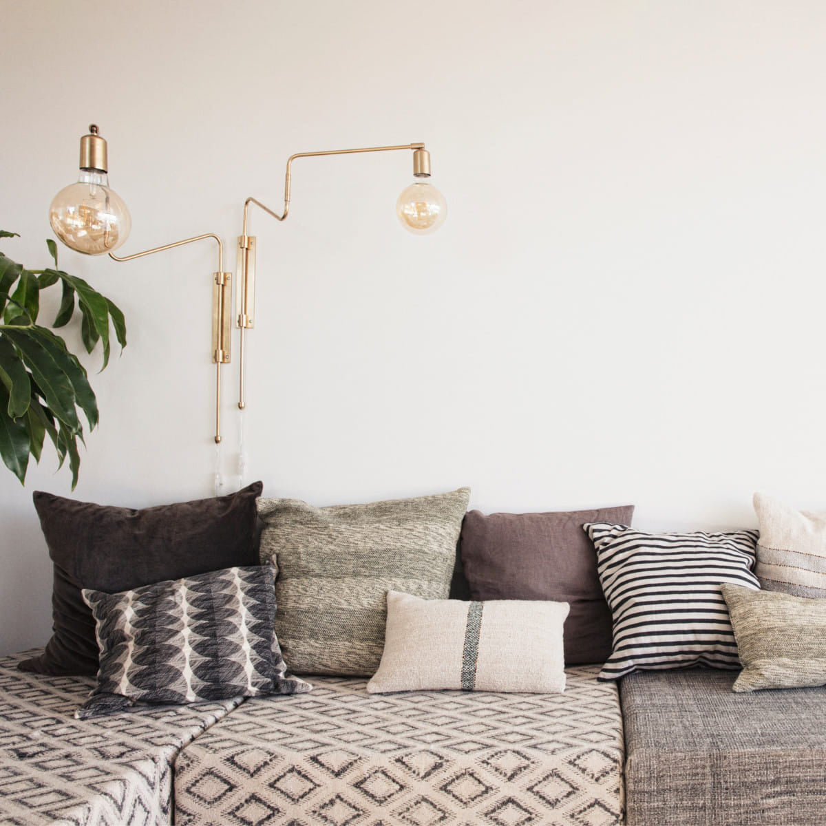 Elsoreth Modern Minimalist Swing Wall Lamp-Neutral Decor