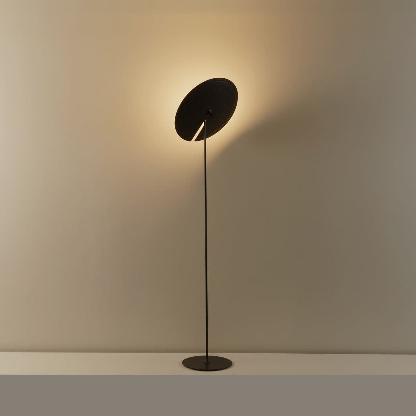 Spira Modern Aluminum Floor Lamp-Neutral Decor