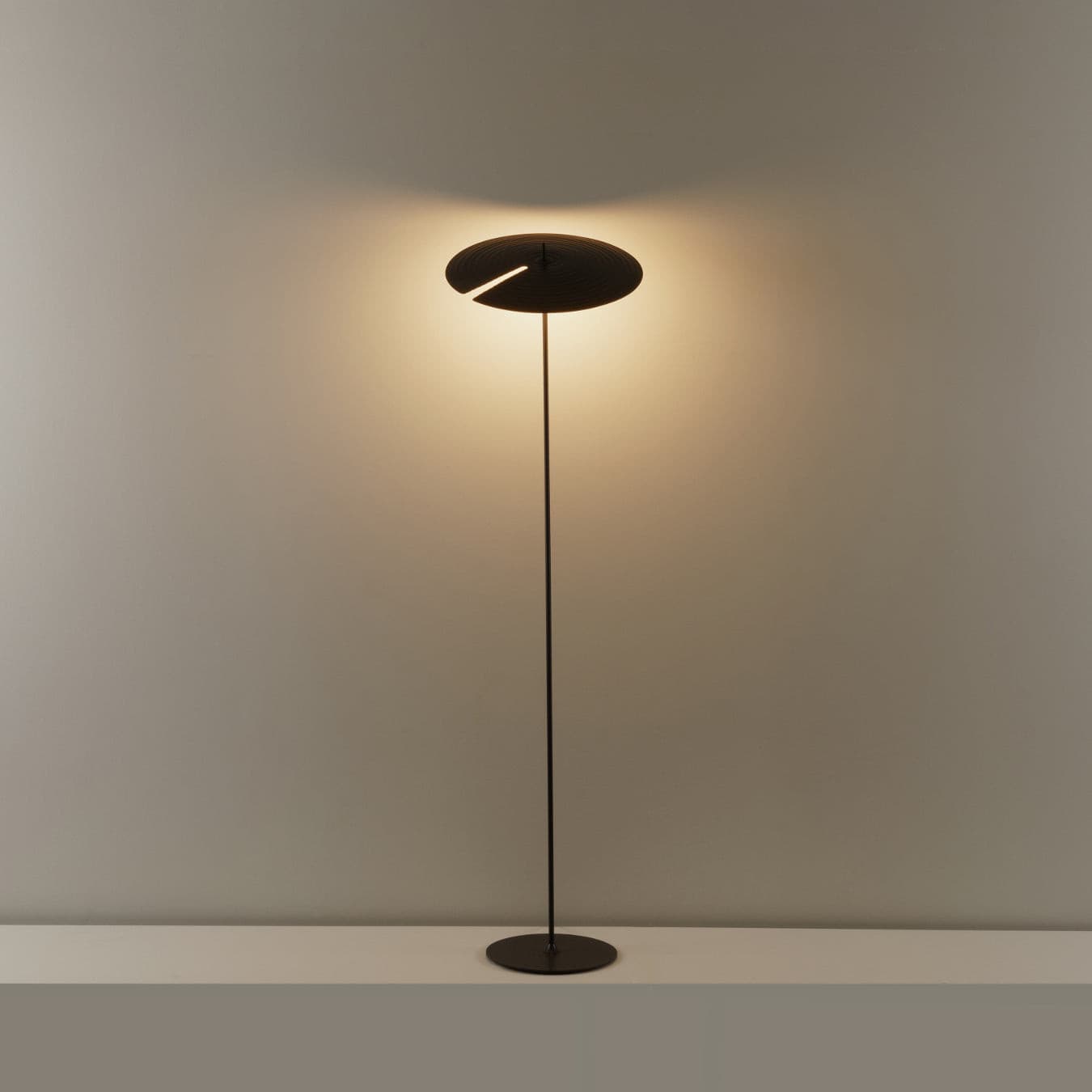 Spira Modern Aluminum Floor Lamp-Neutral Decor