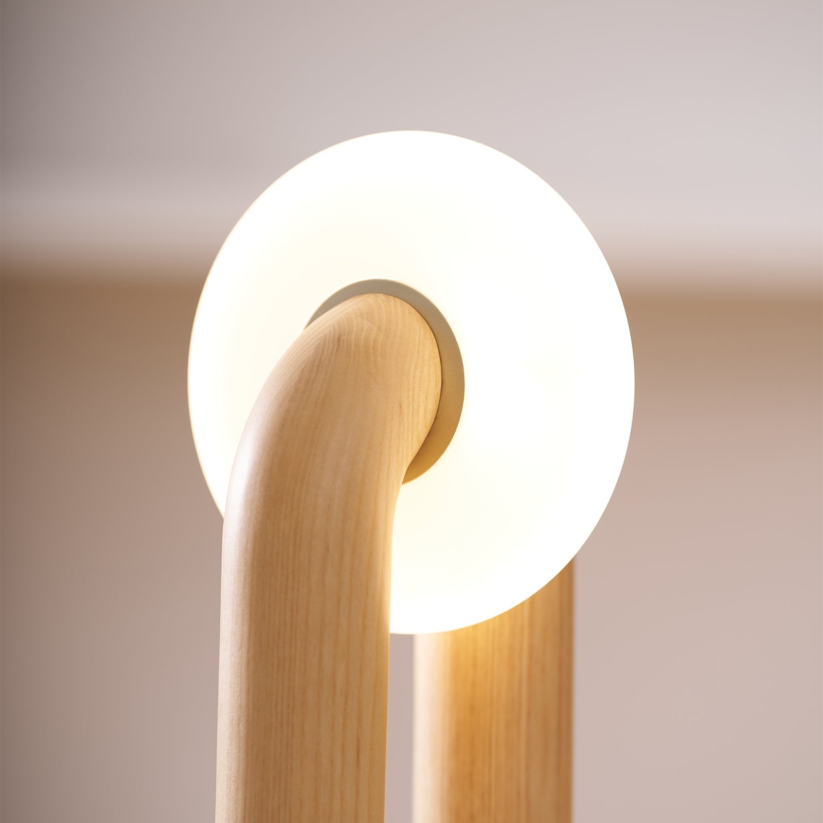 Raelix Wood Vintage Table Lamp-Neutral Decor