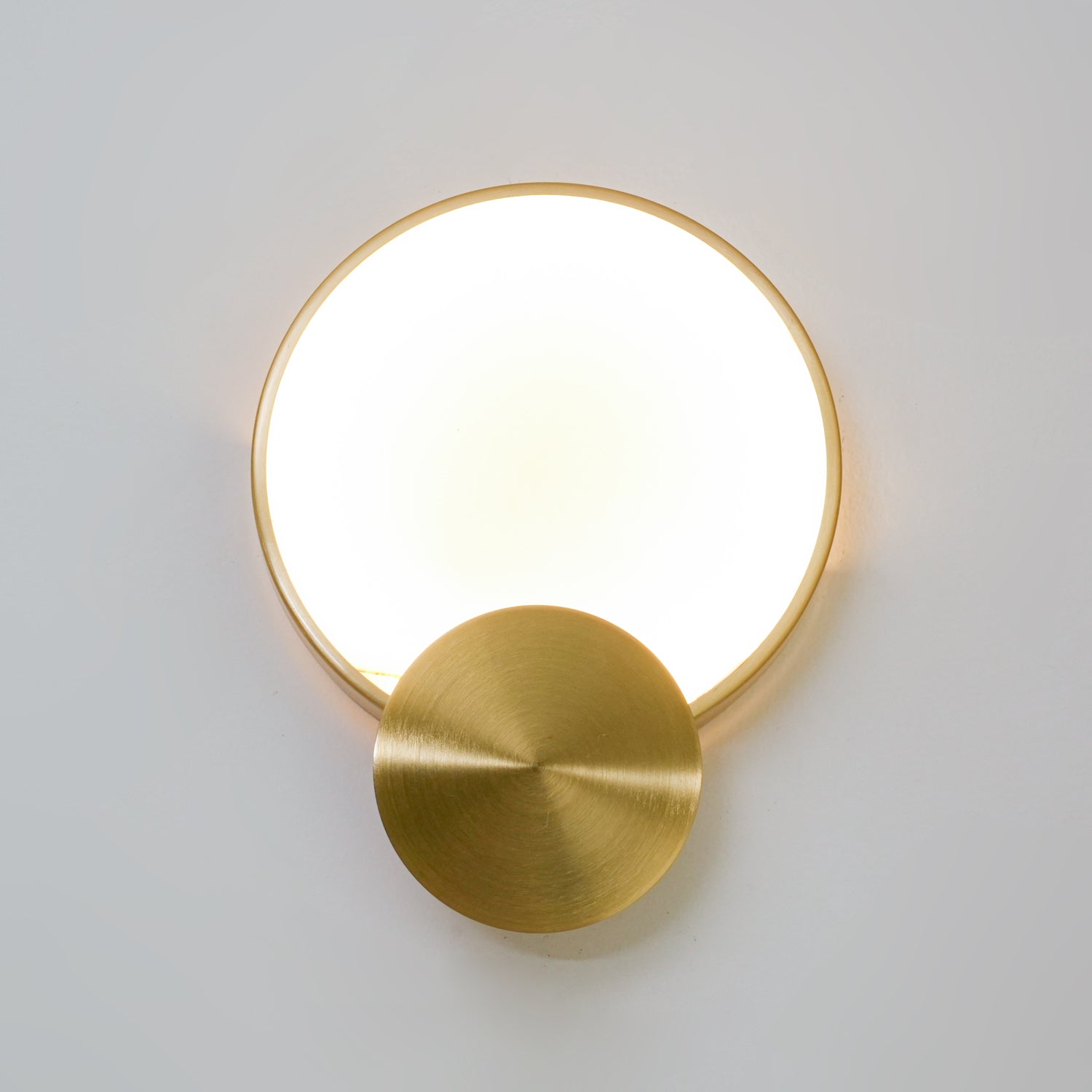 Myvelarae Circular Alabaster Wall Light-Neutral Decor