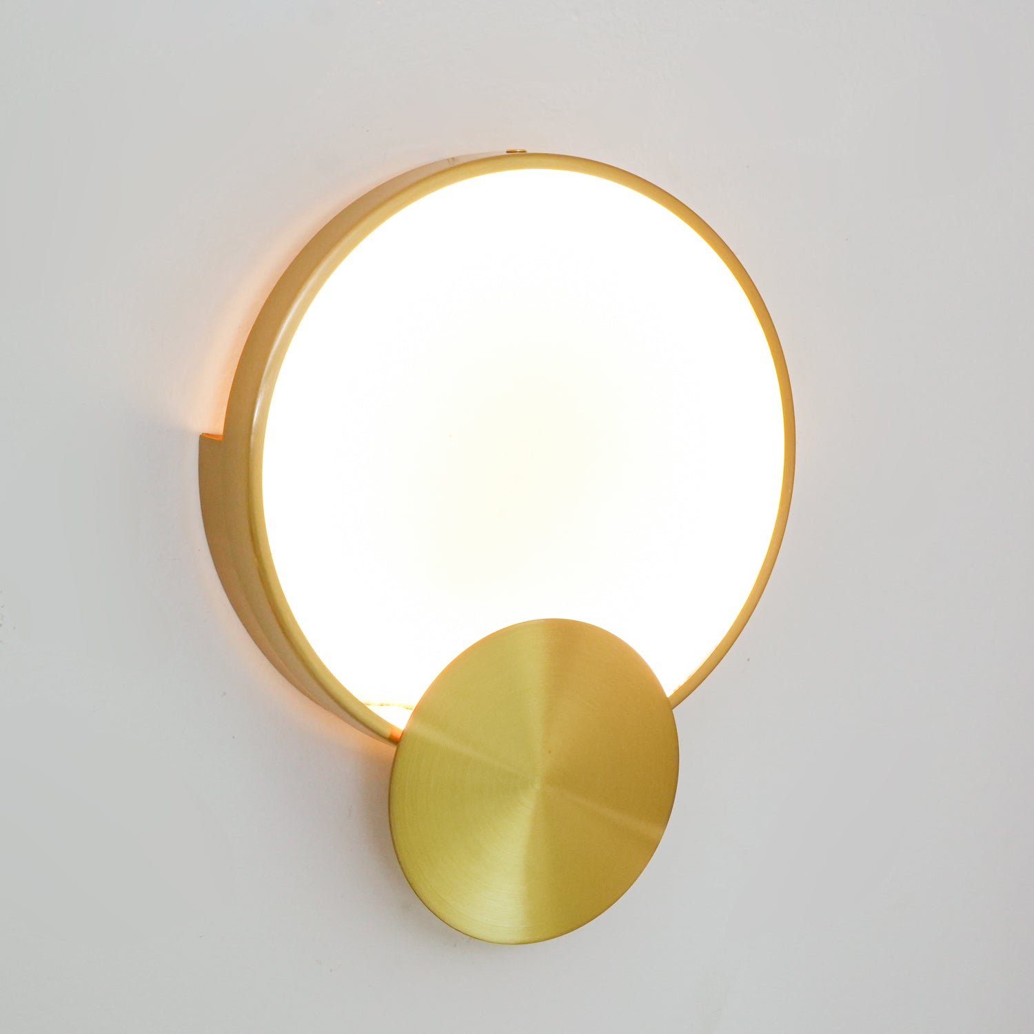 Myvelarae Circular Alabaster Wall Light-Neutral Decor