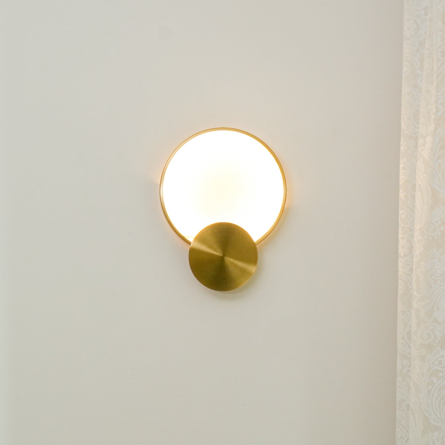 Myvelarae Circular Alabaster Wall Light-Neutral Decor