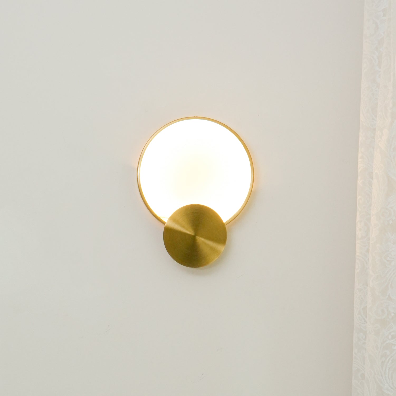 Myvelarae Circular Alabaster Wall Light-Neutral Decor