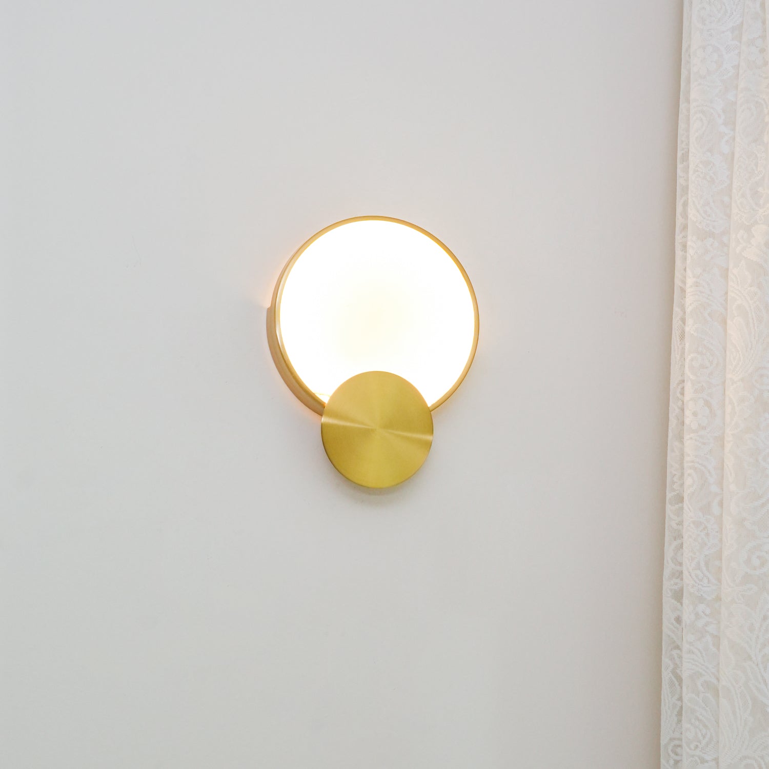 Myvelarae Circular Alabaster Wall Light-Neutral Decor