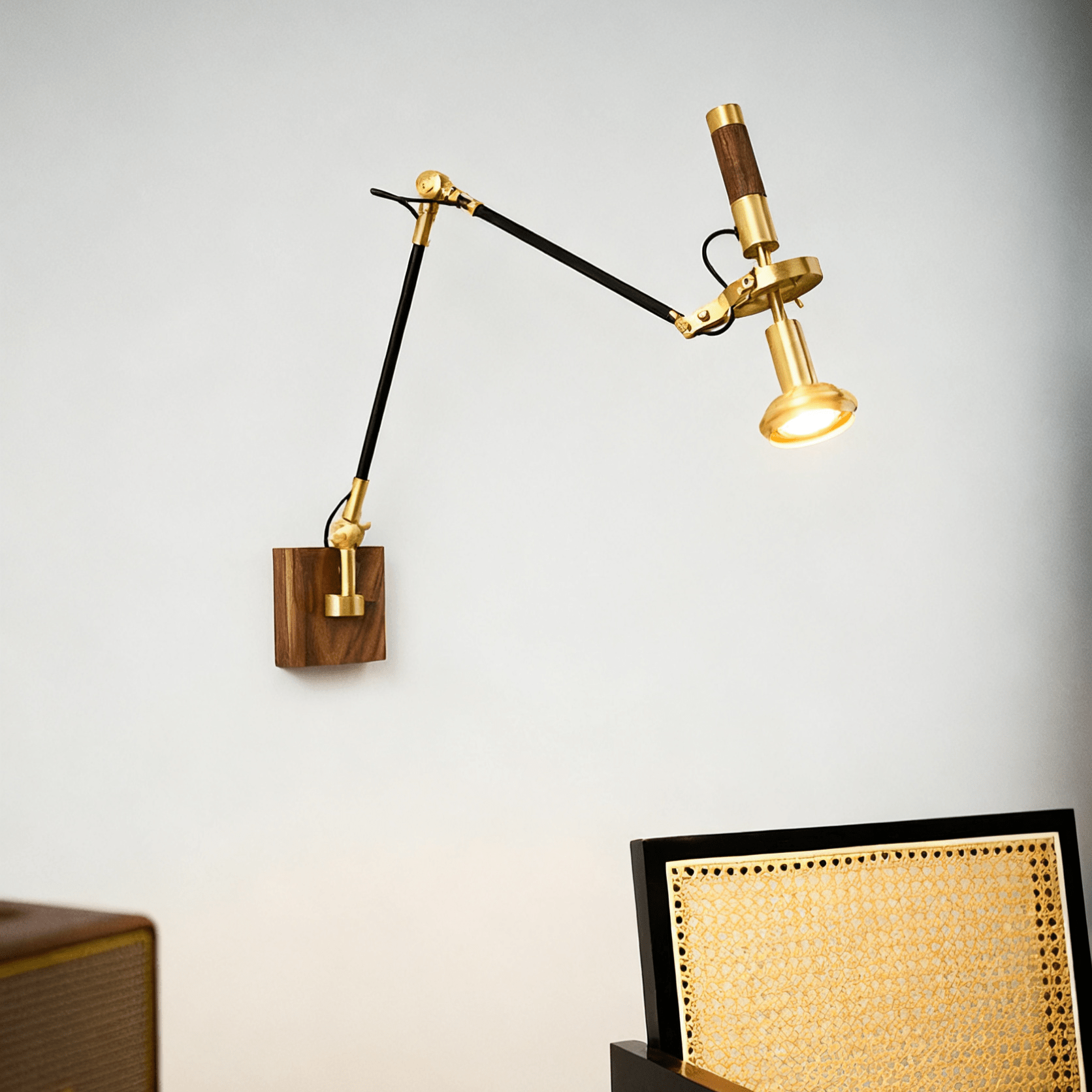 Liravo Wood Wall Lamp-Neutral Decor