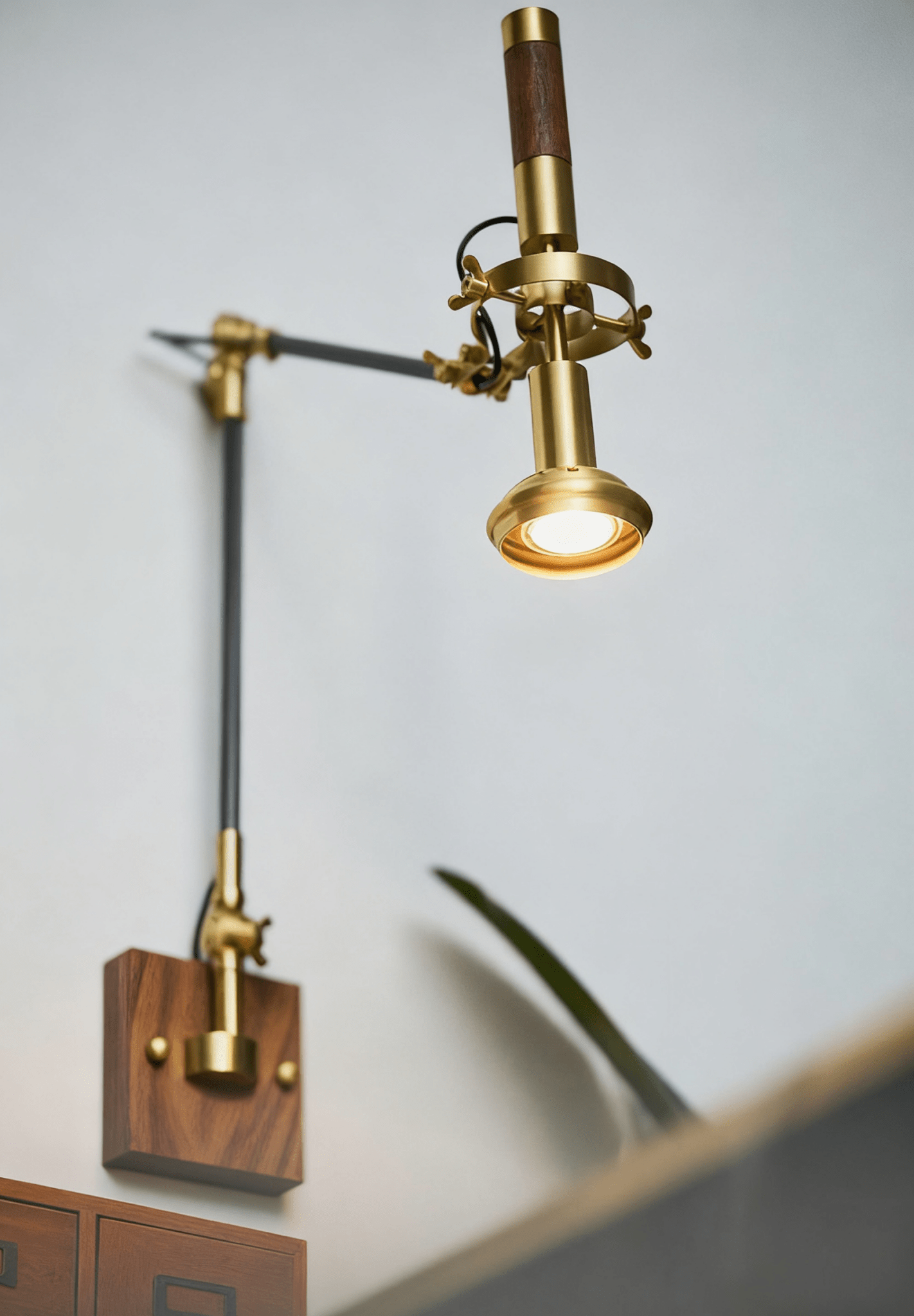 Liravo Wood Wall Lamp-Neutral Decor