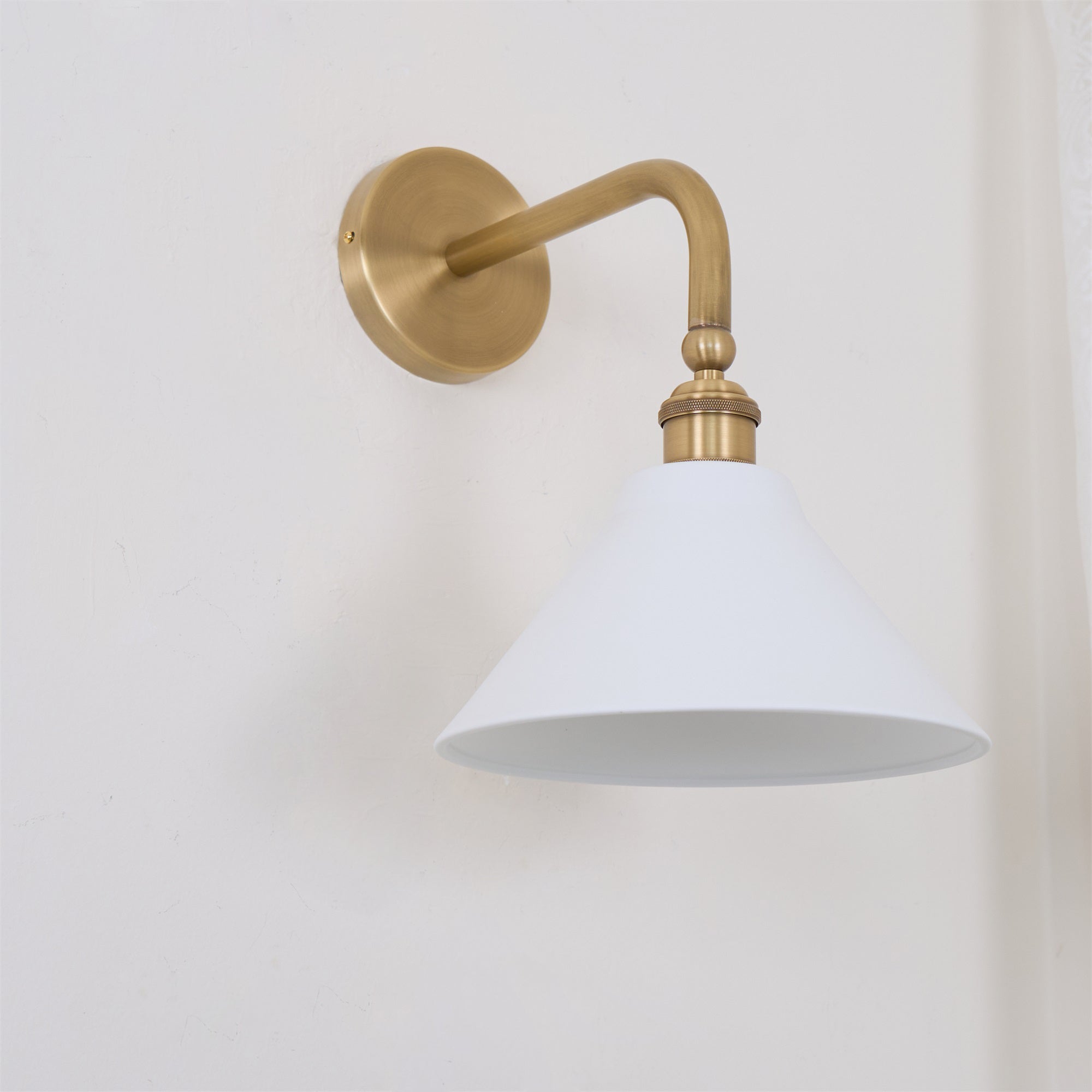 Zaya Minimalist Metal Wall Lamp-Neutral Decor