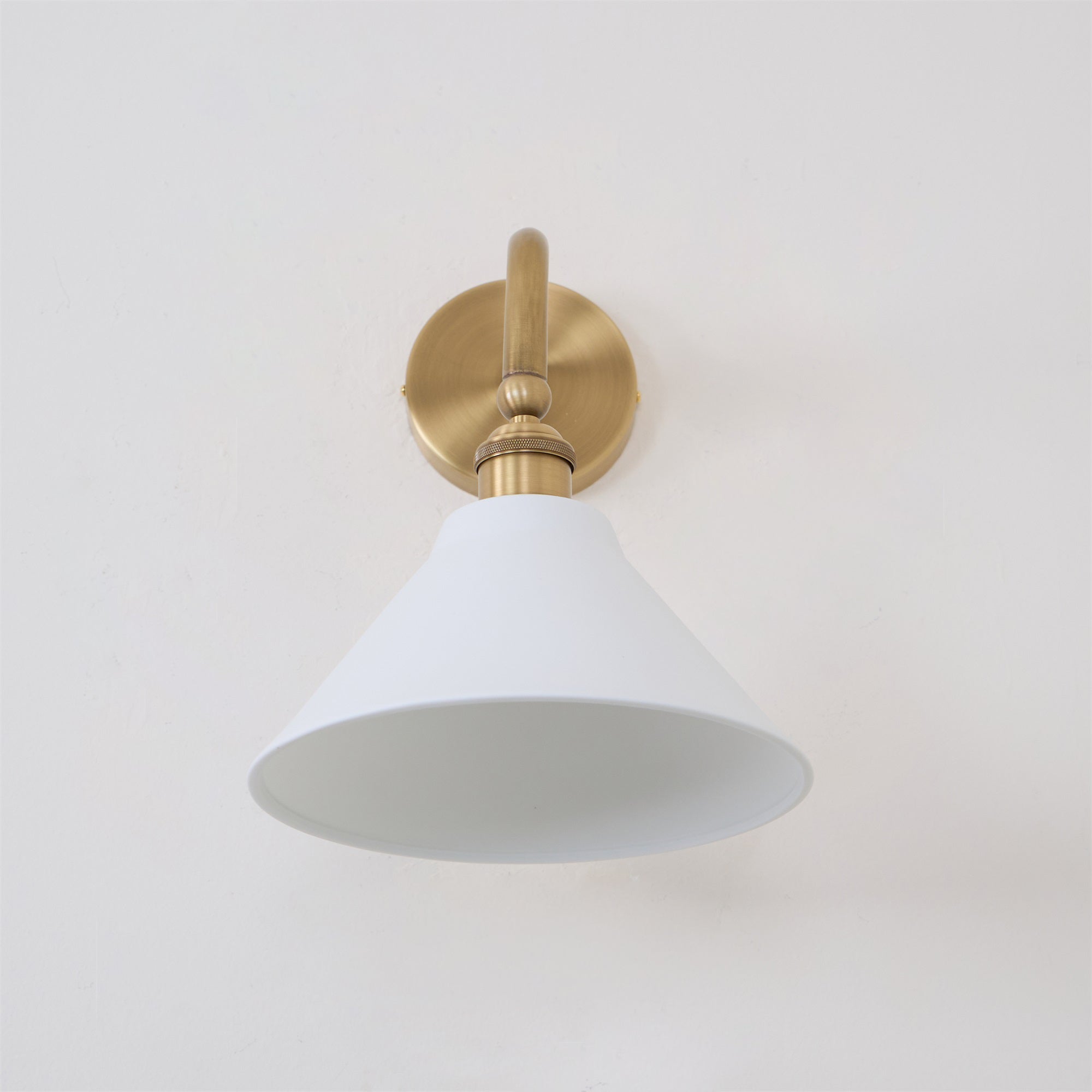 Zaya Minimalist Metal Wall Lamp-Neutral Decor