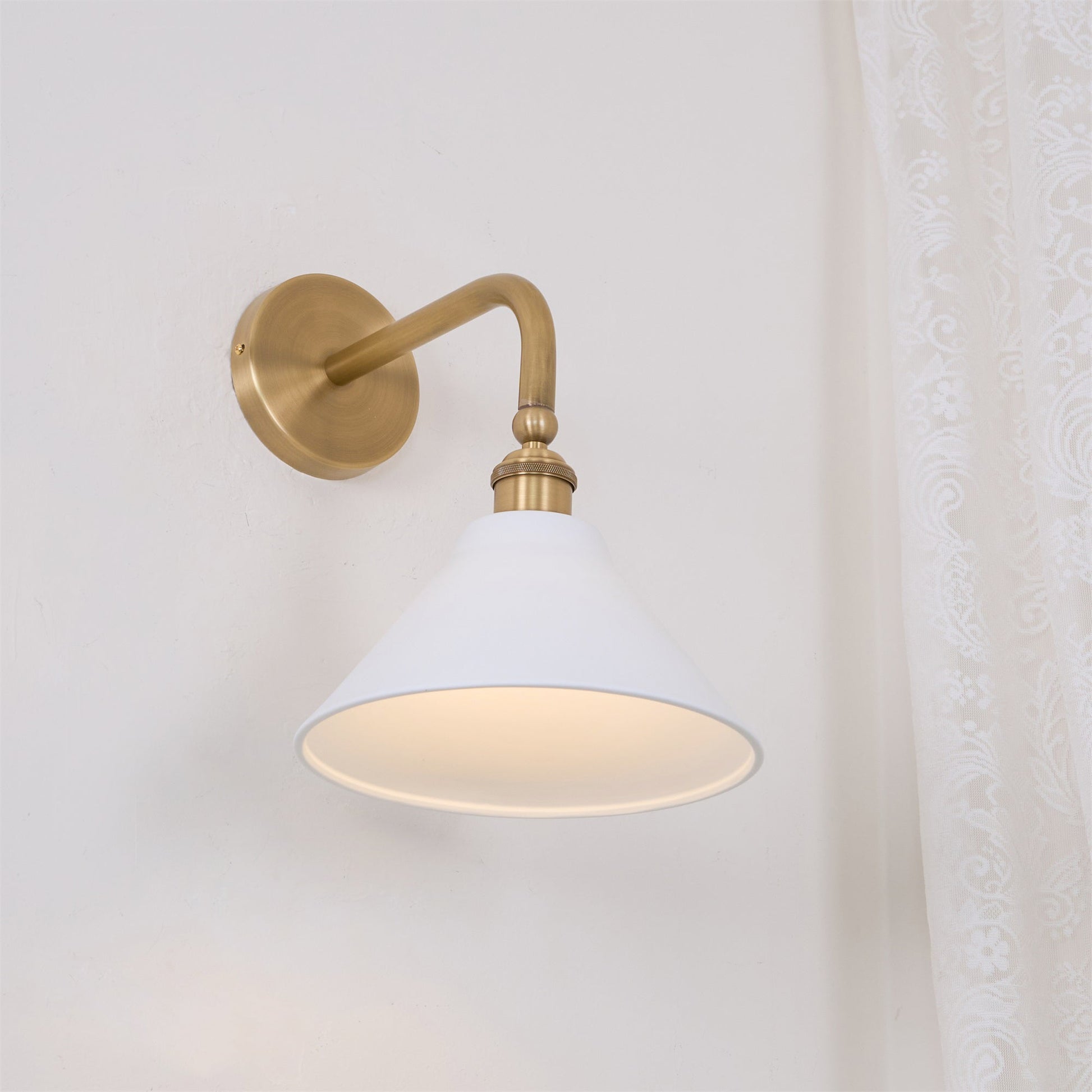 Zaya Minimalist Metal Wall Lamp-Neutral Decor