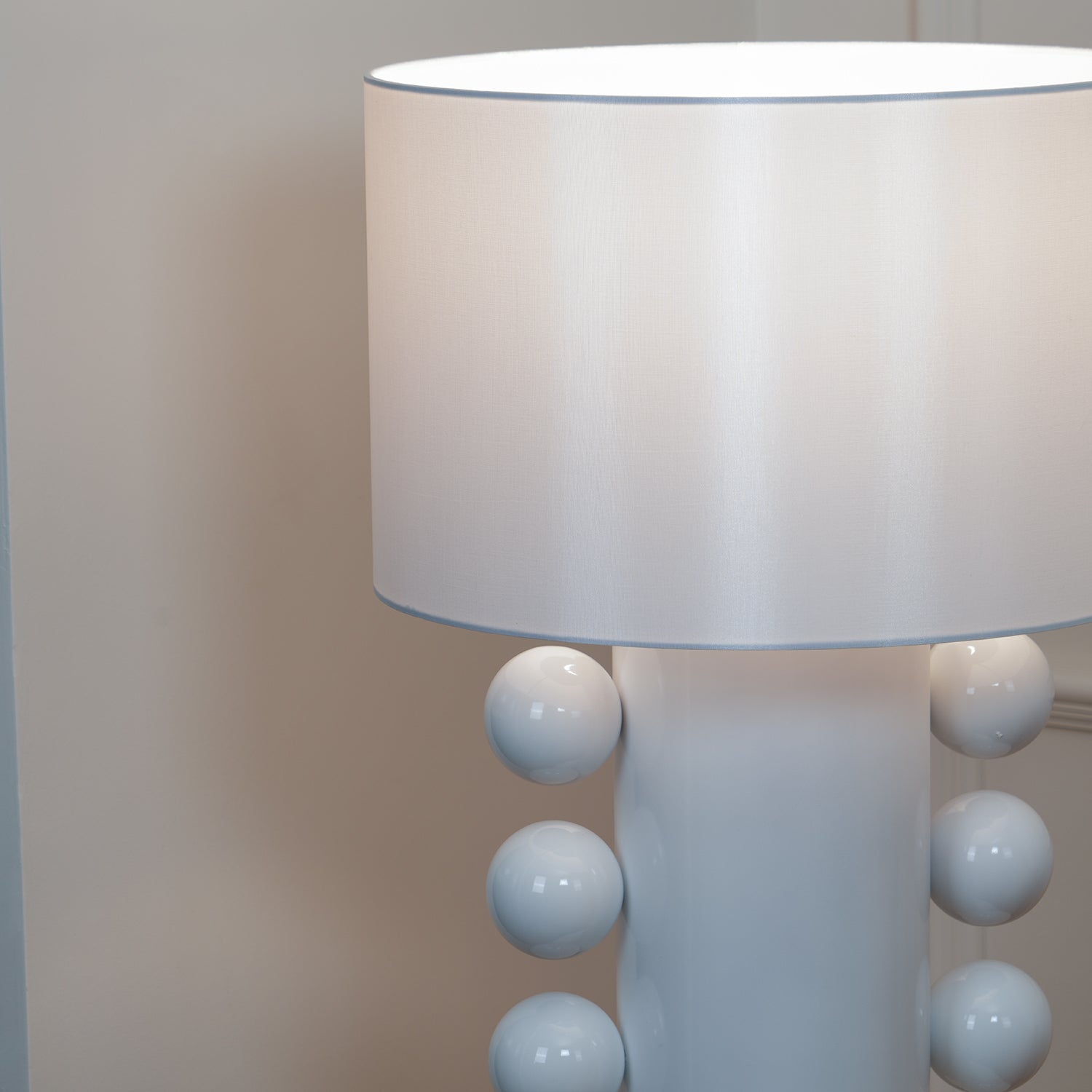 Nixu Fabric Whimsical Table Lamp-Neutral Decor