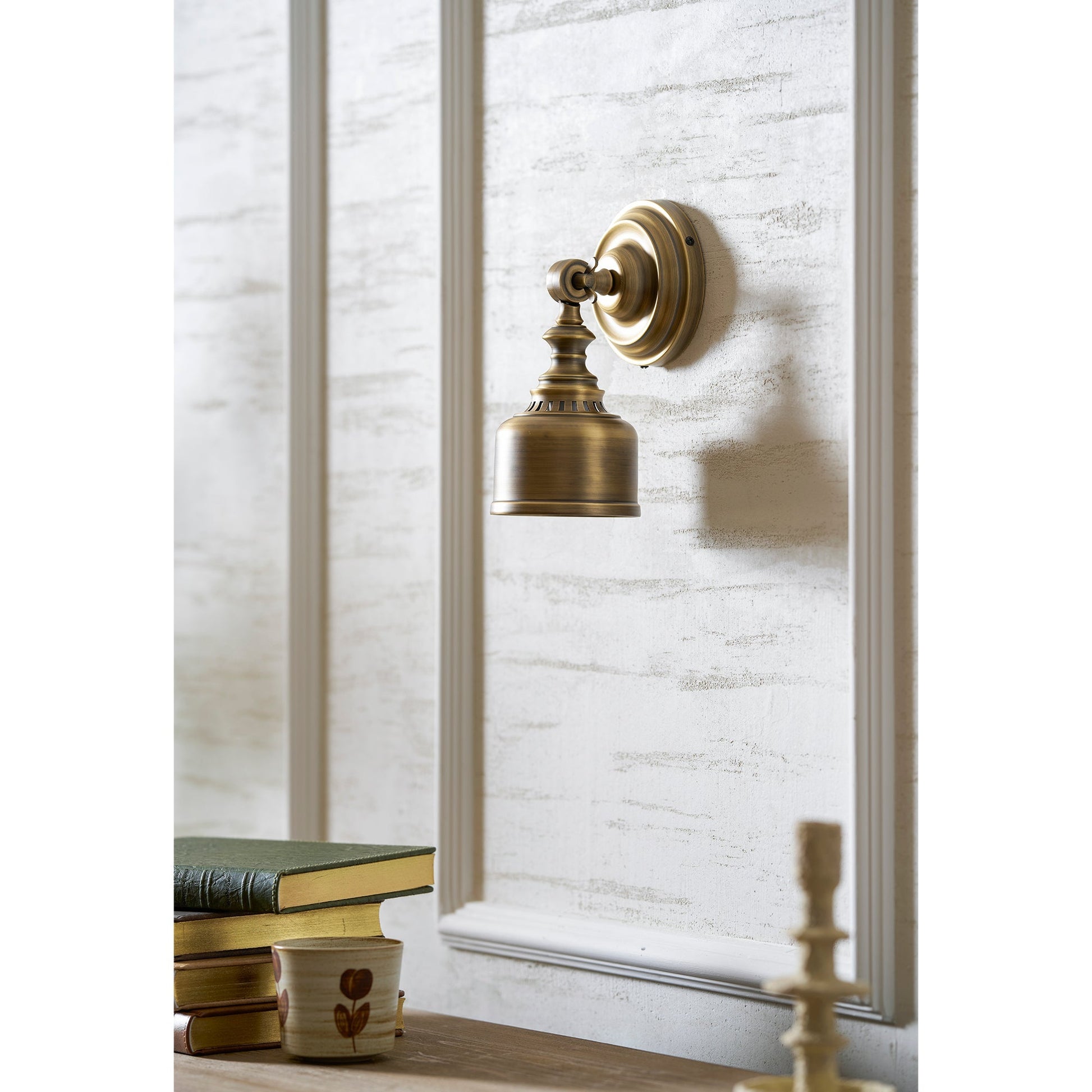 The solid brass construction of the Timarron sconce.