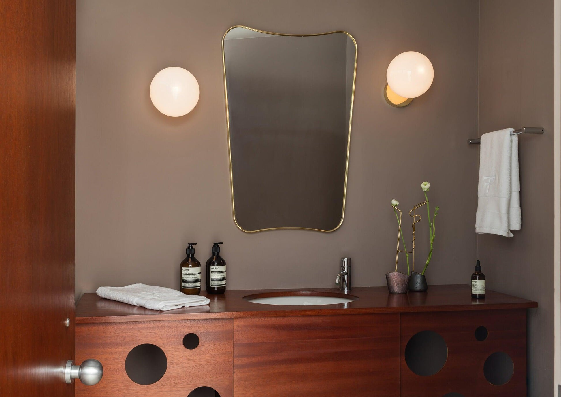 Vivinia Modern Minimalist Wall Lamp-Neutral Decor