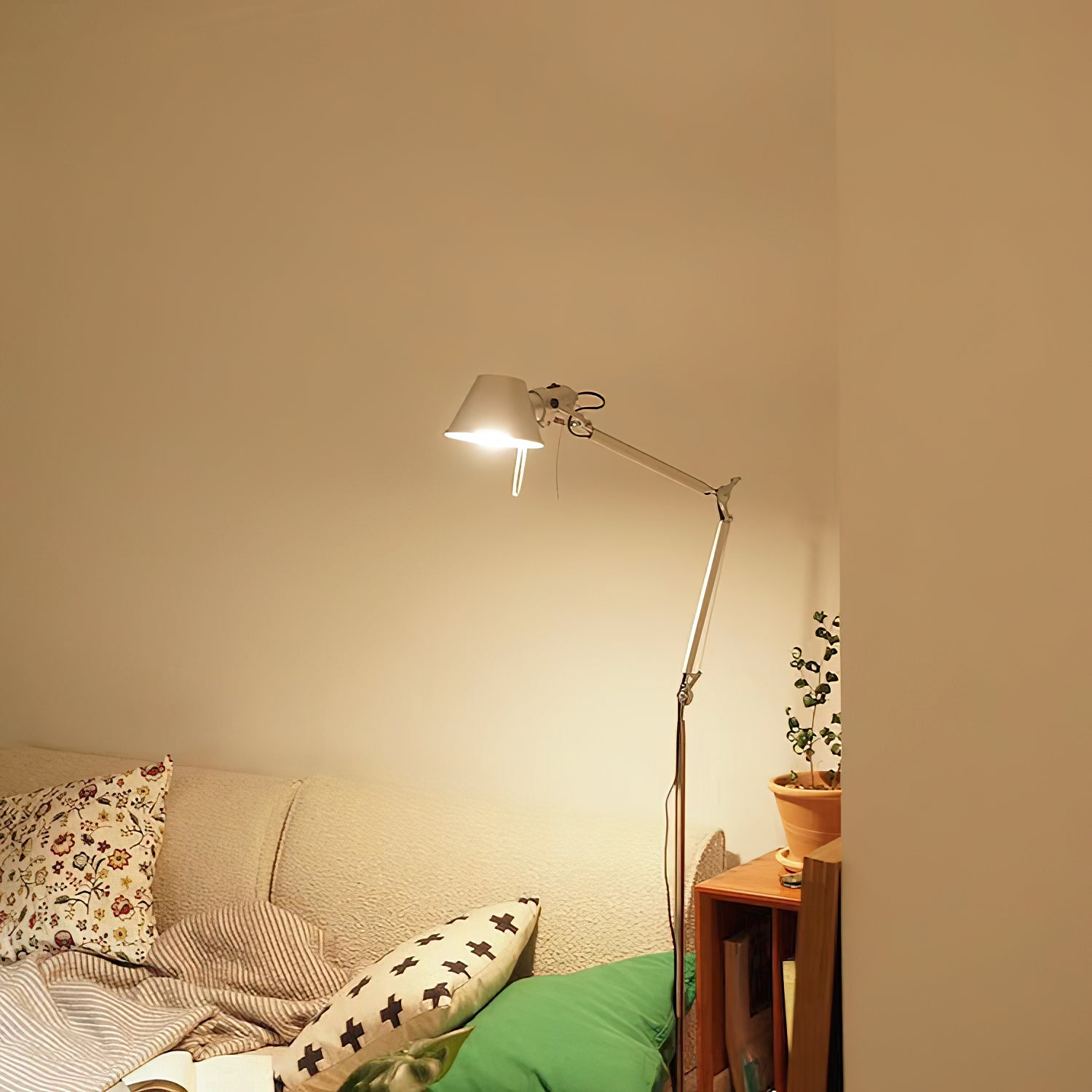 Close-up of the adjustable rocker arm mechanism on the black floor lamp.