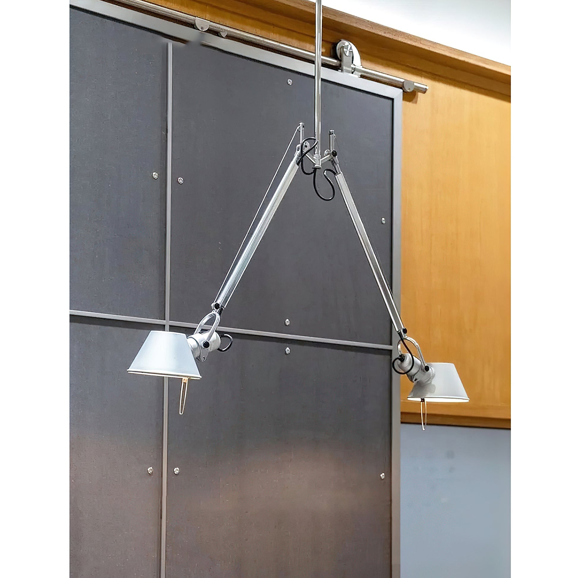 Full length view of the pendant lamp including the suspension rod.