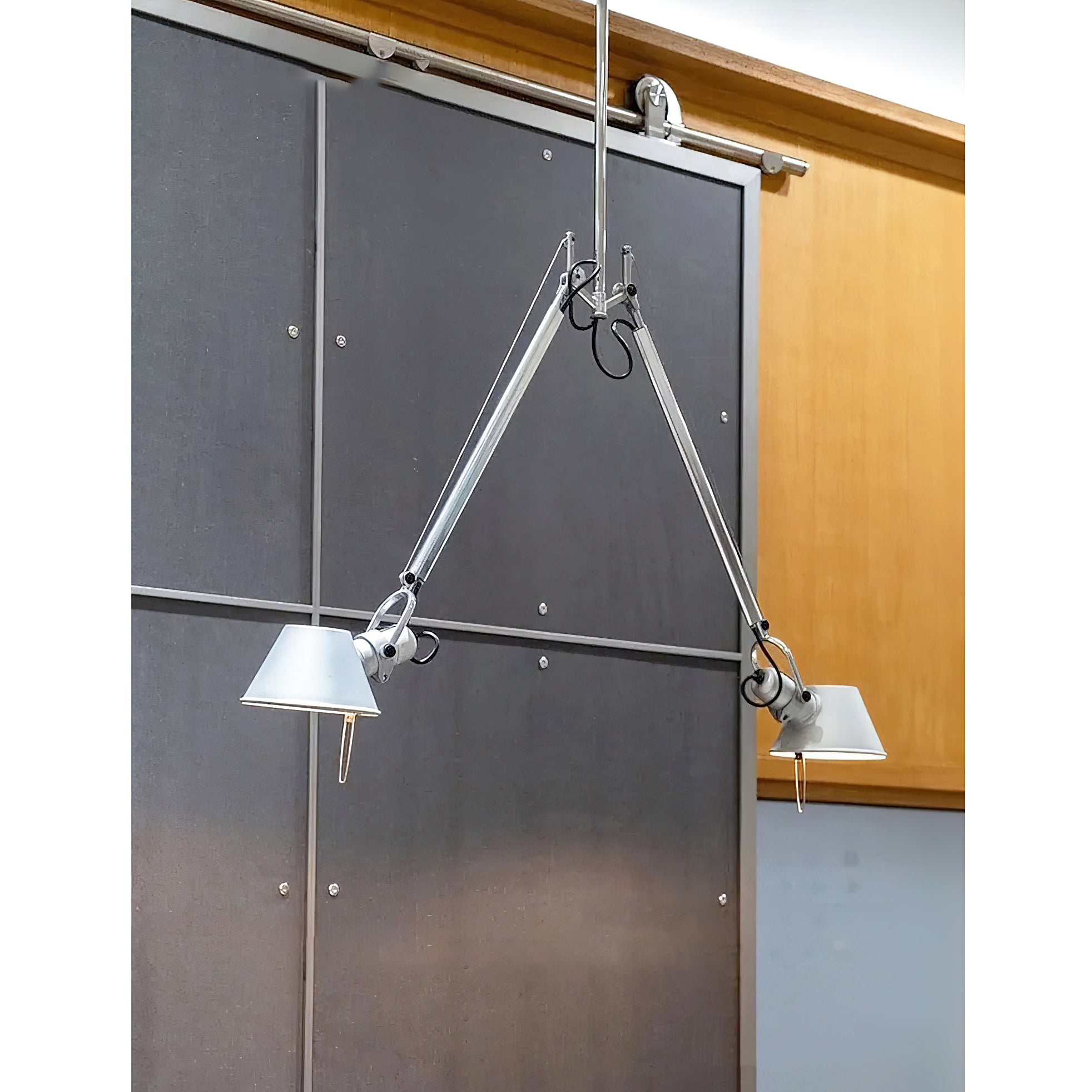 Full length view of the pendant lamp including the suspension rod.