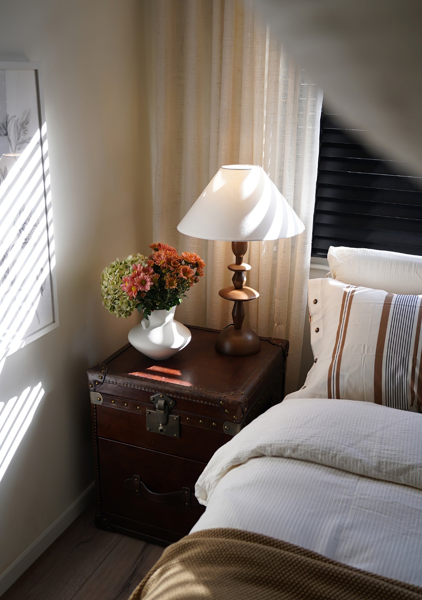 Halenir Wood Fabric Table Lamp-Neutral Decor