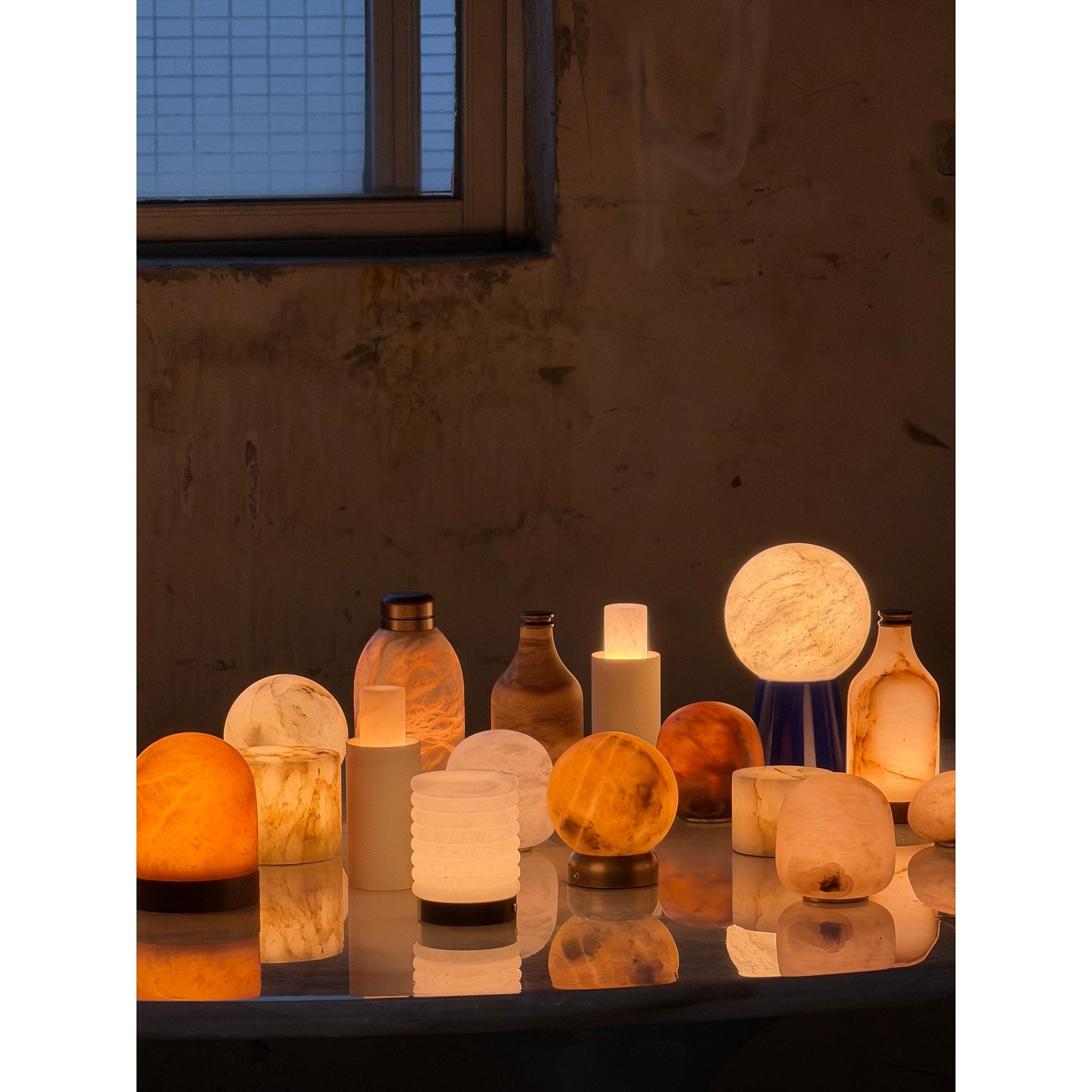 Dimensional drawing of the Trevi Table Lamp with measurements.