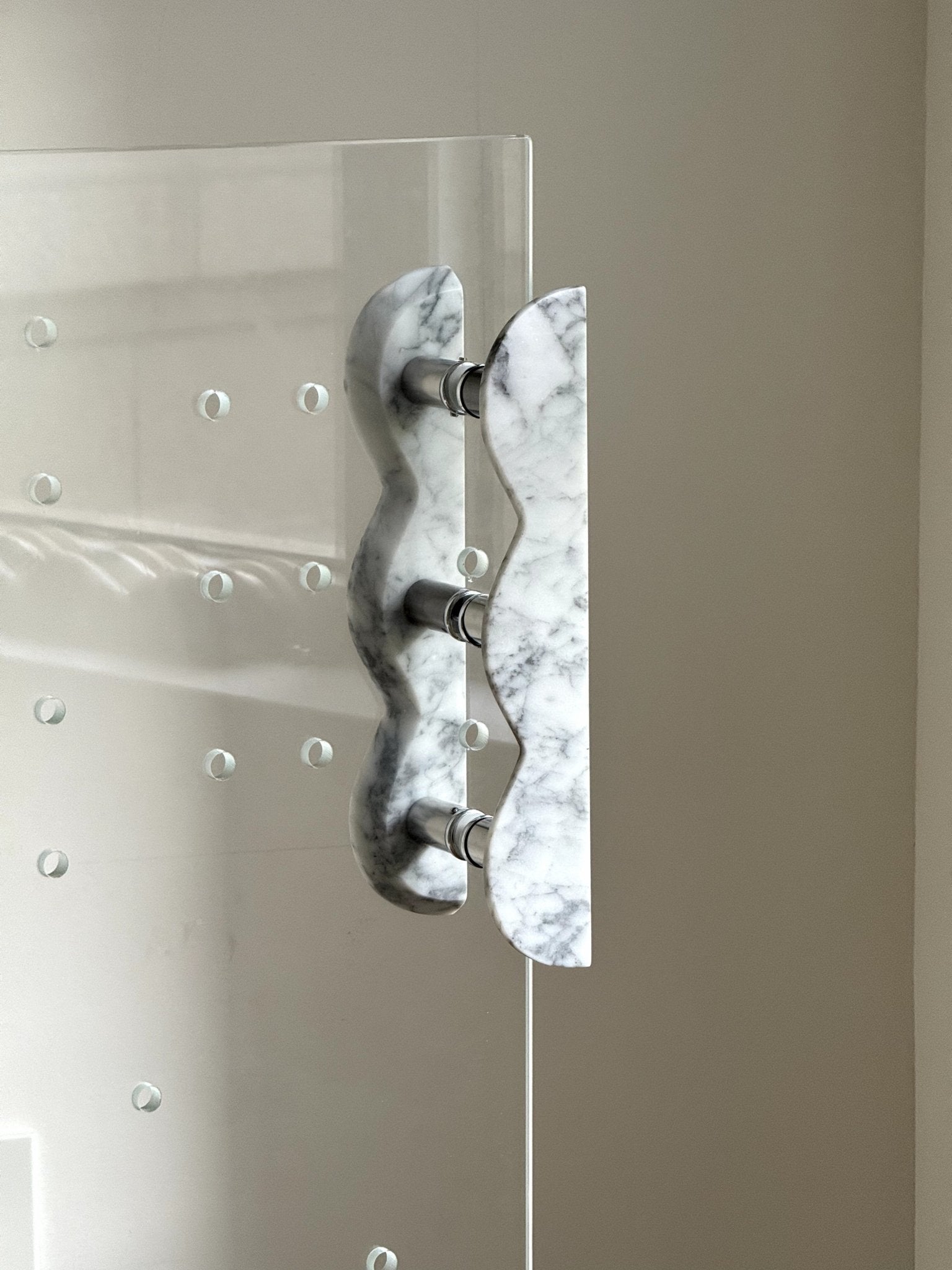 Twin-Curve Pull Handle-Neutral Decor