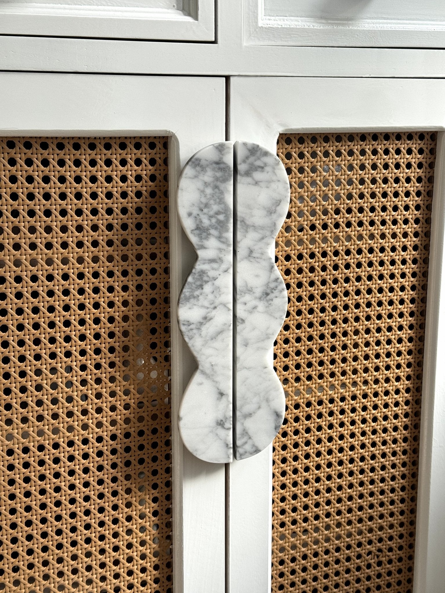 Twin-Curve Pull Handle-Neutral Decor