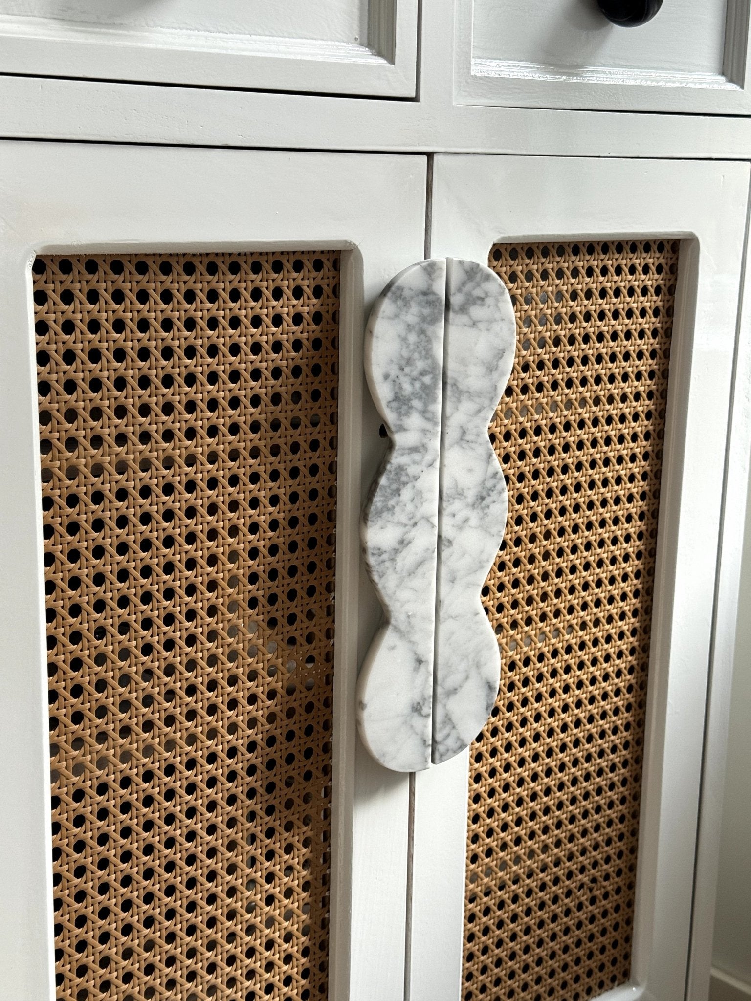 Twin-Curve Pull Handle-Neutral Decor