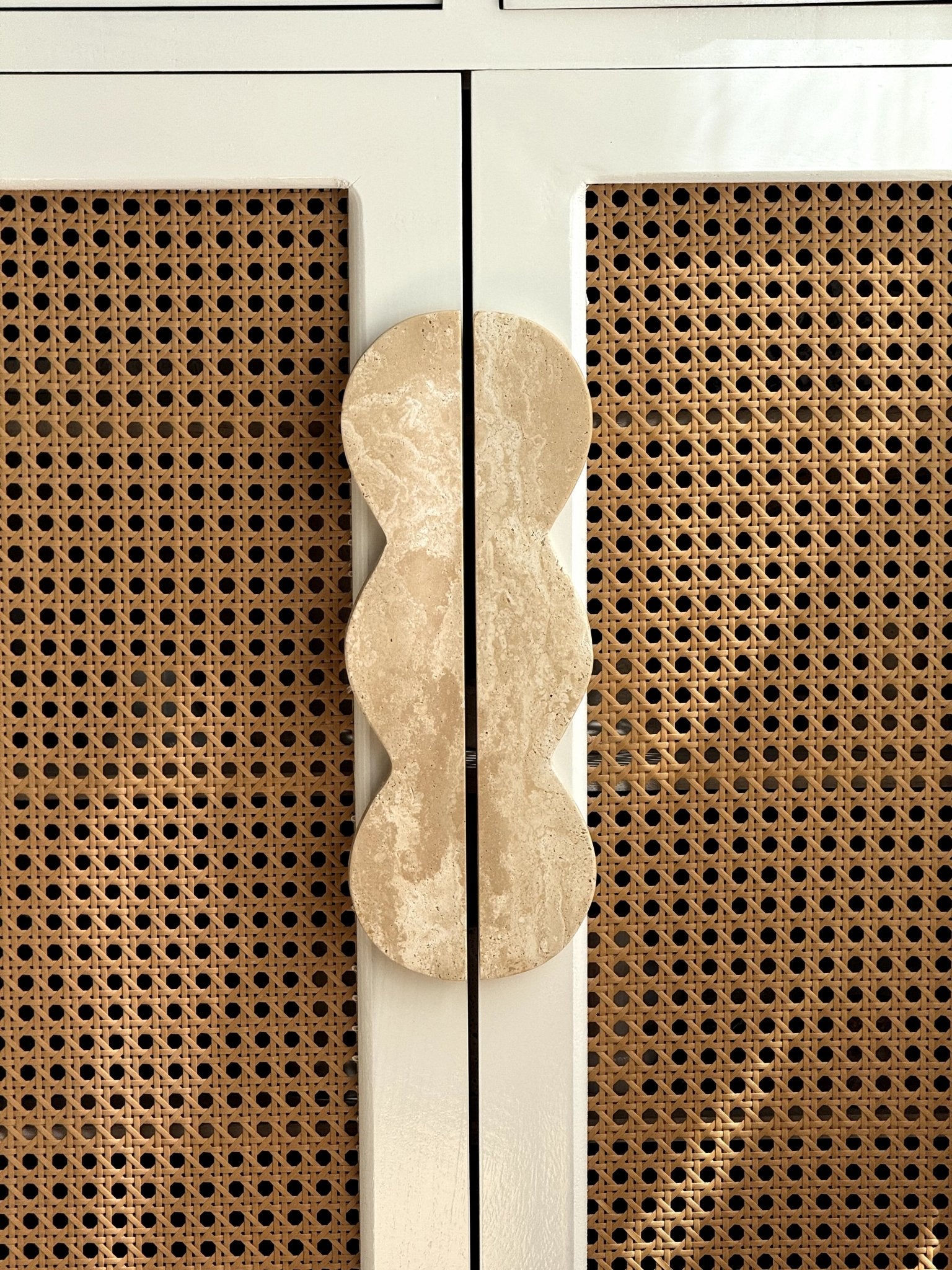 Twin-Curve Pull Handle-Neutral Decor