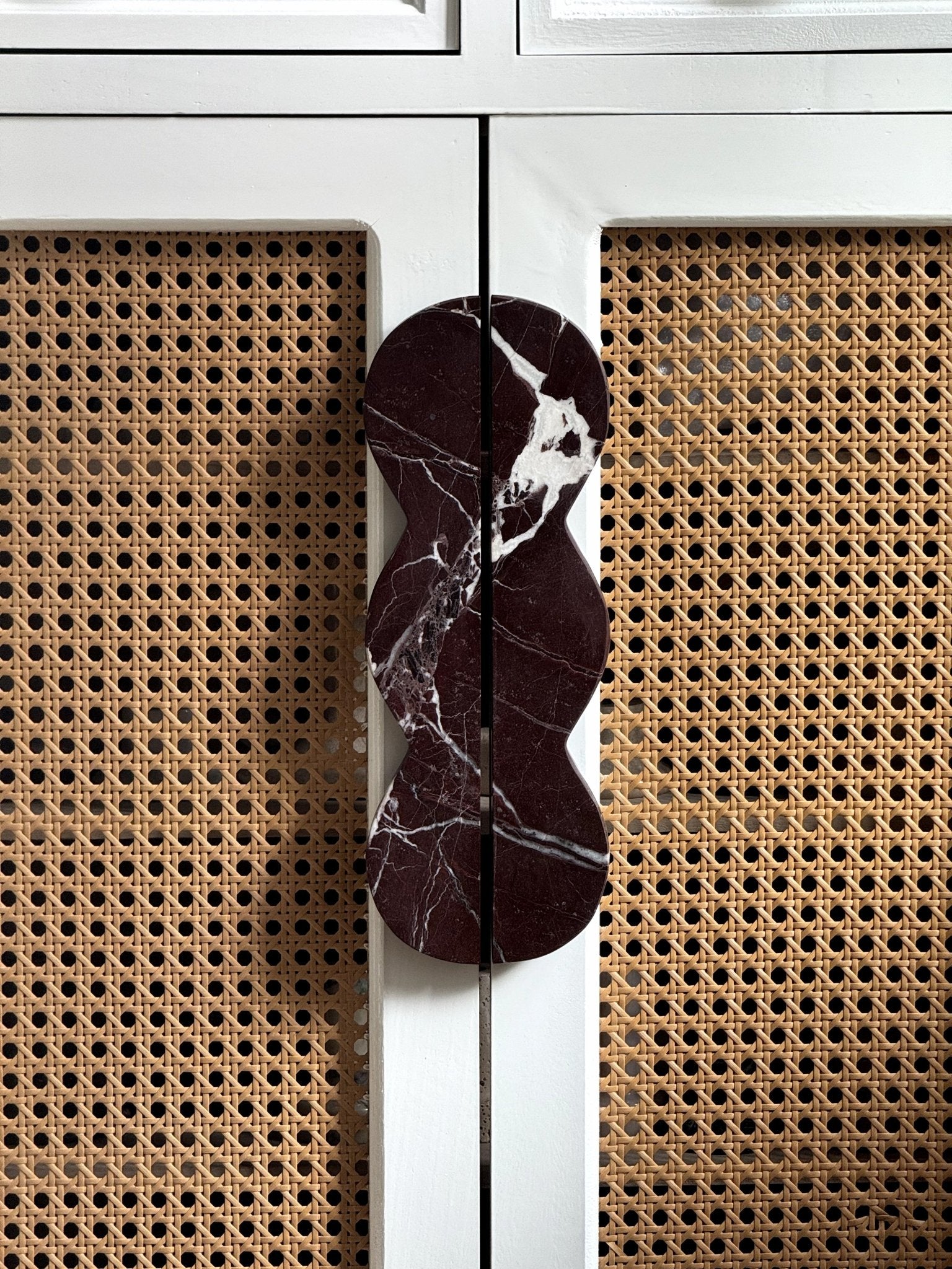 Twin-Curve Pull Handle-Neutral Decor