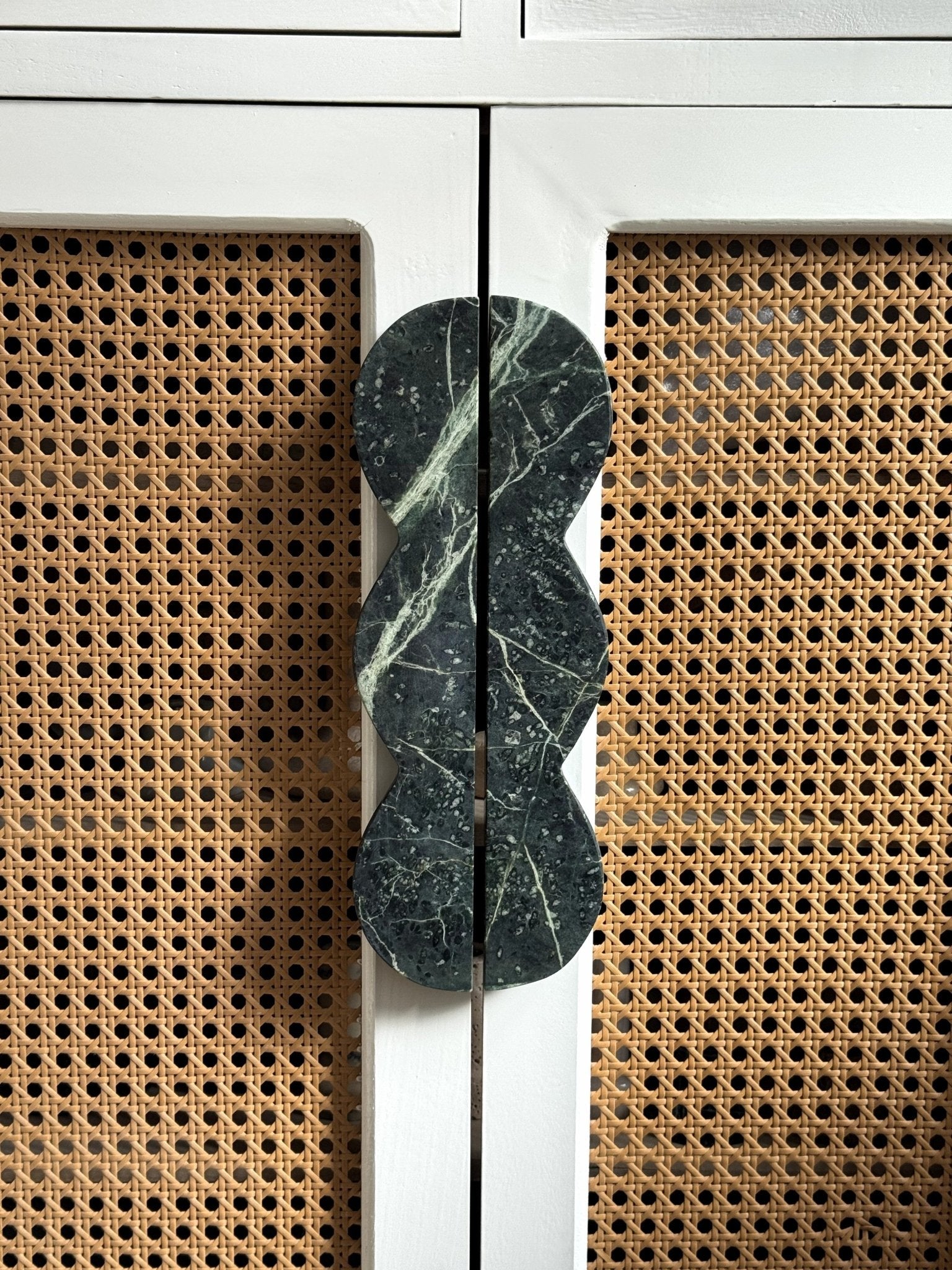 Twin-Curve Pull Handle-Neutral Decor