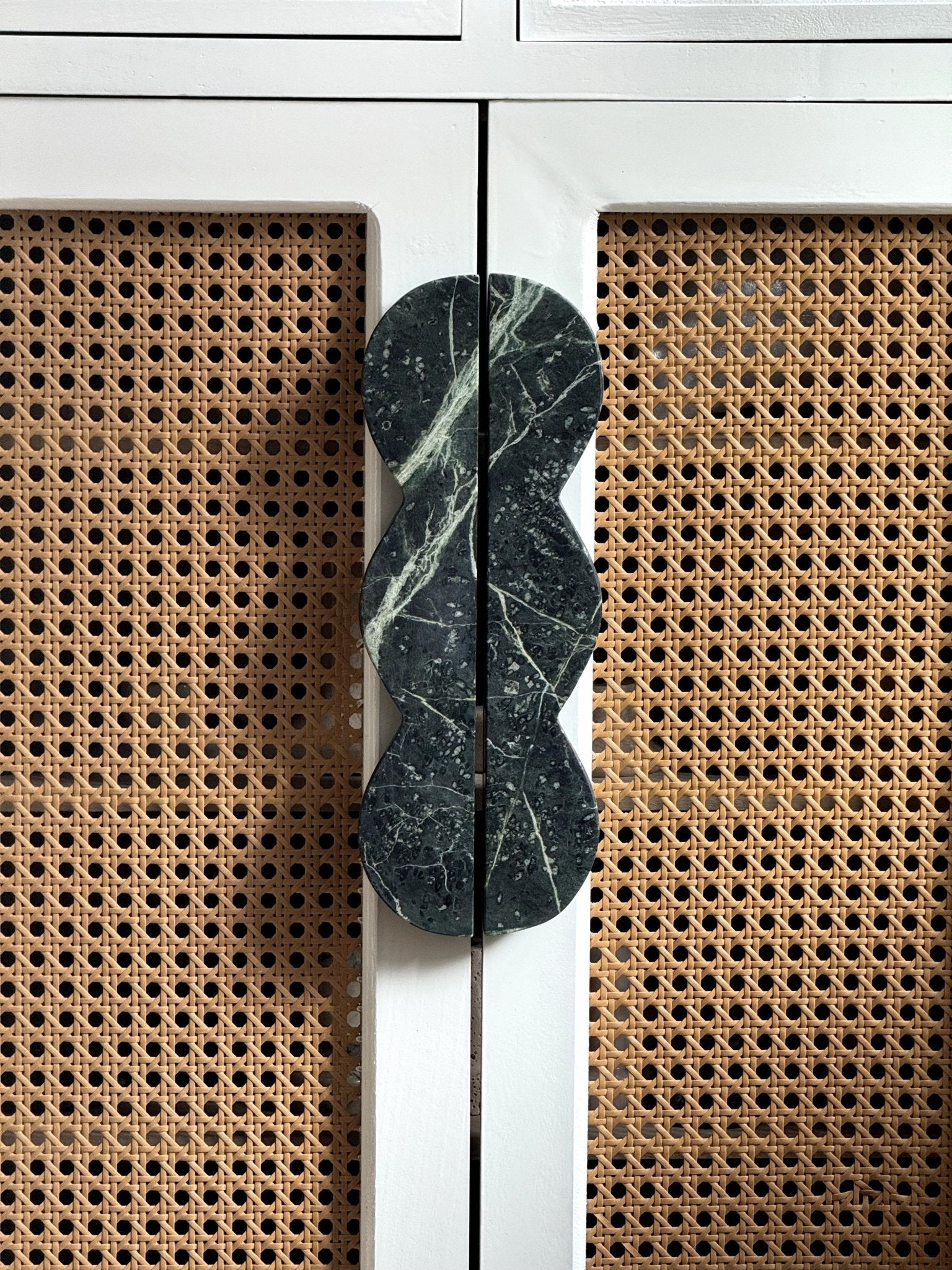 Twin-Curve Pull Handle-Neutral Decor