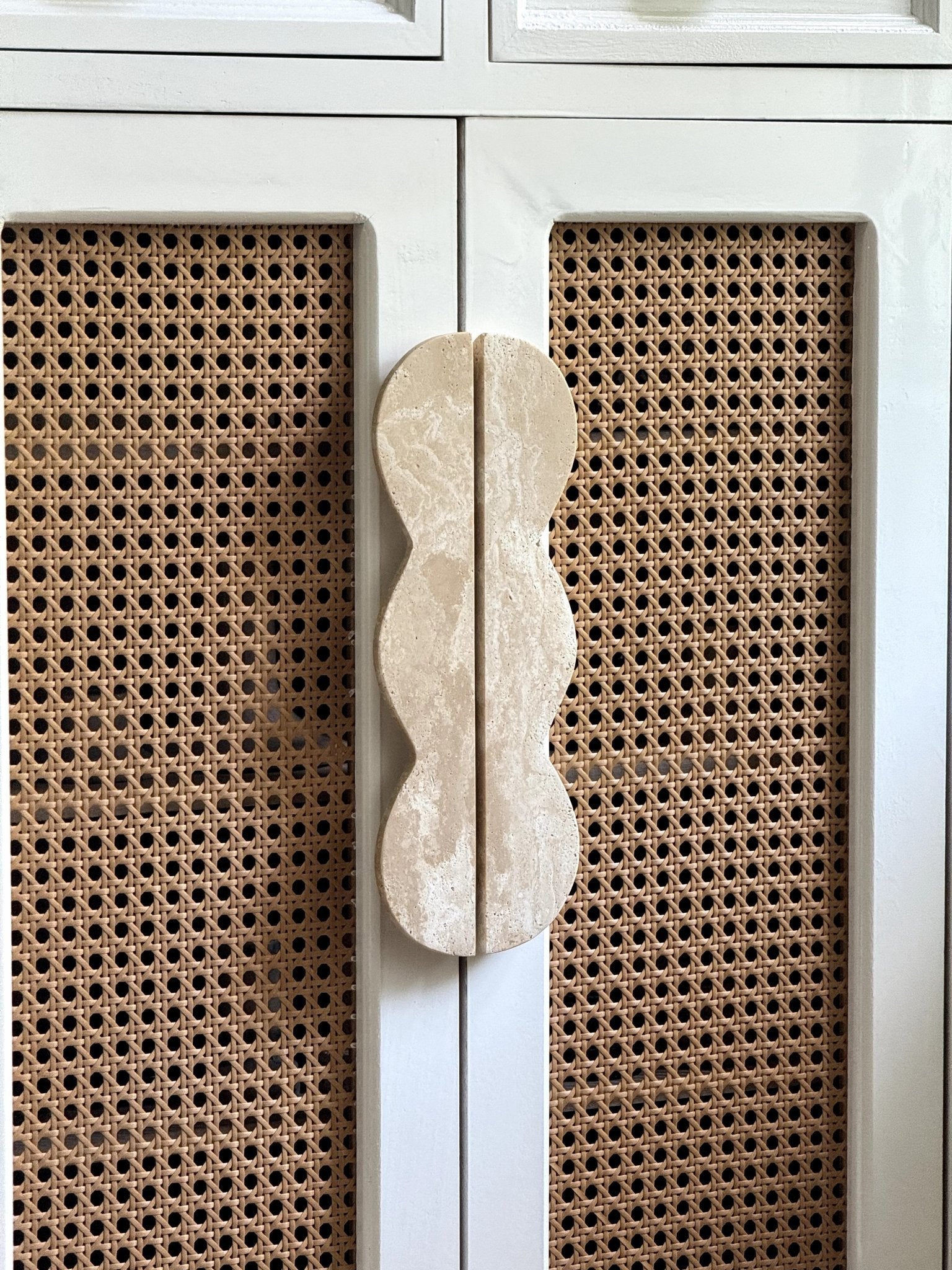 Twin-Curve Pull Handle-Neutral Decor