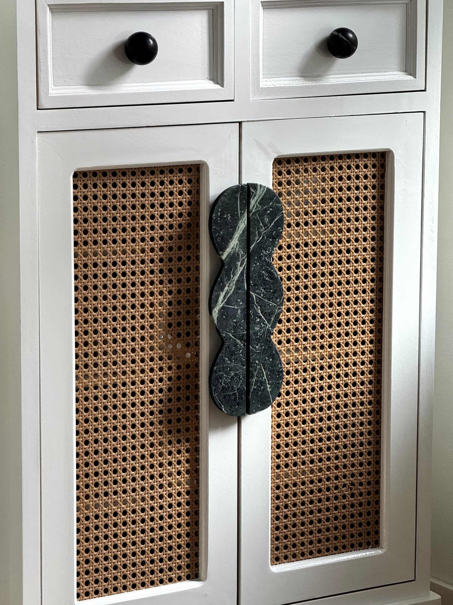 Twin-Curve Pull Handle-Neutral Decor