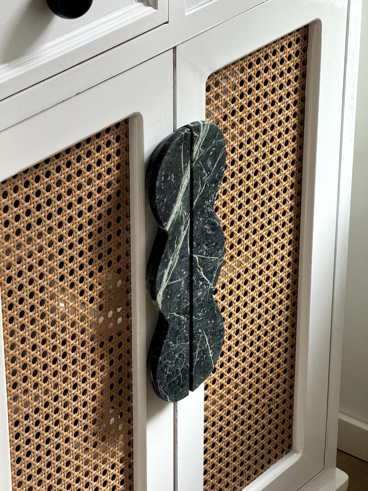 Twin-Curve Pull Handle-Neutral Decor