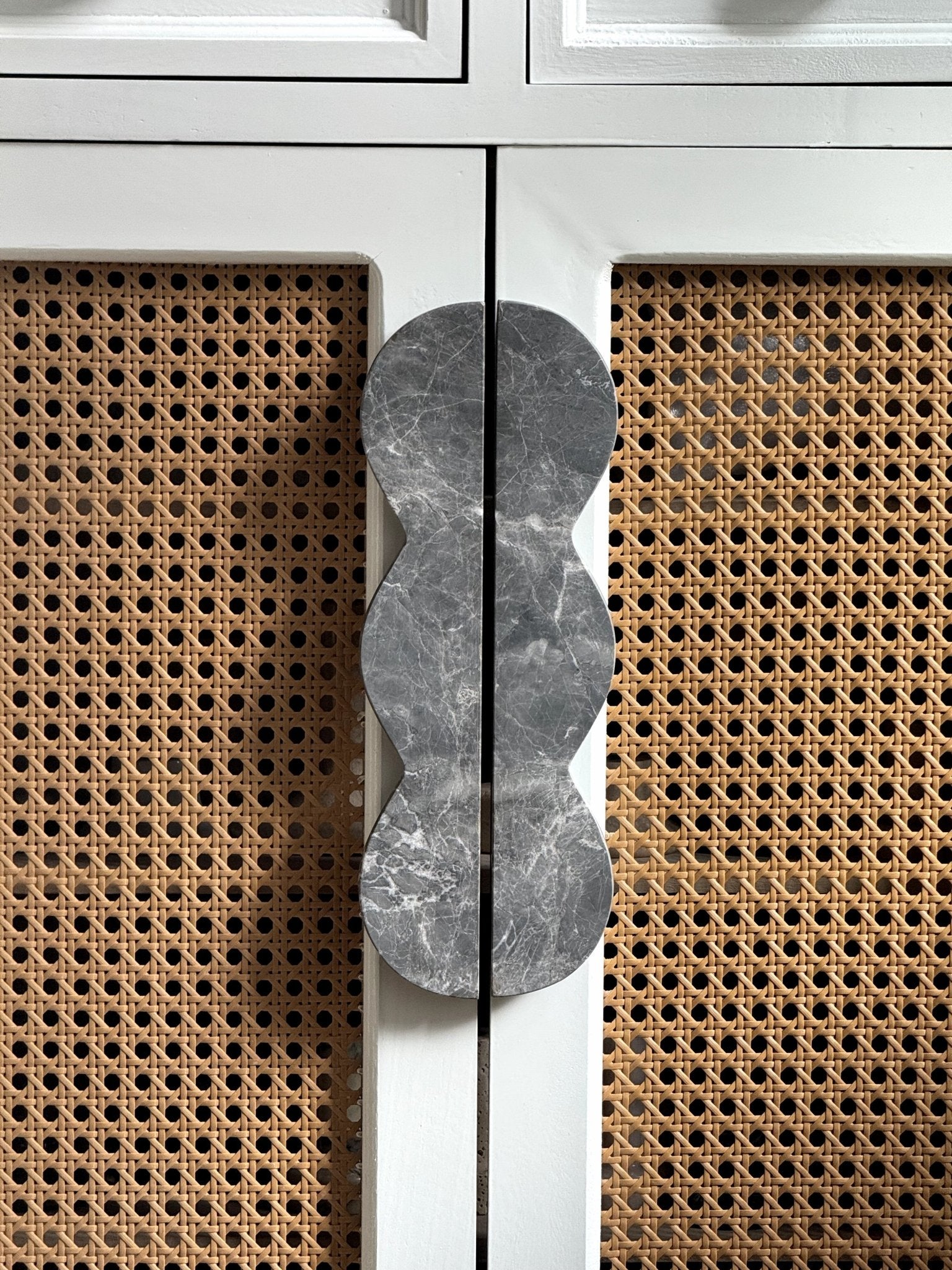 Twin-Curve Pull Handle-Neutral Decor