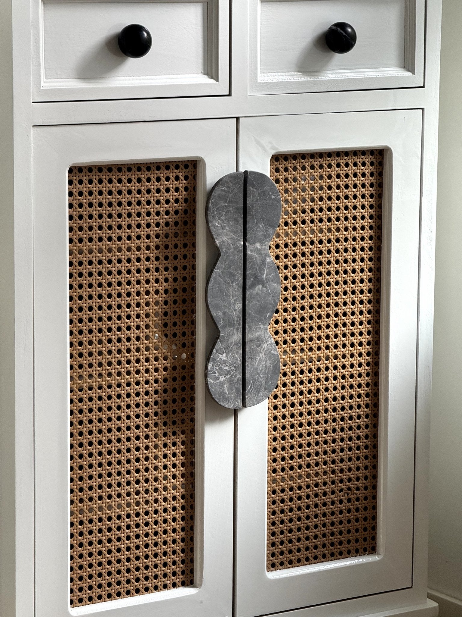 Twin-Curve Pull Handle-Neutral Decor