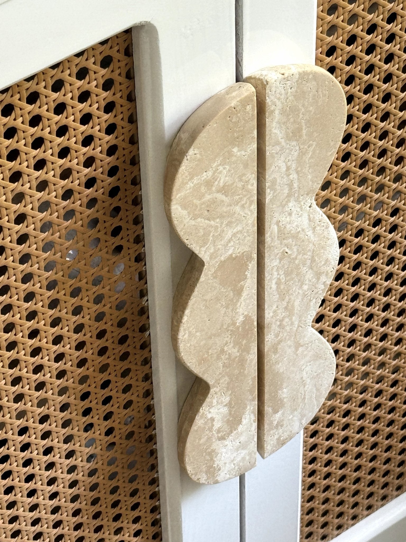 Twin-Curve Pull Handle-Neutral Decor